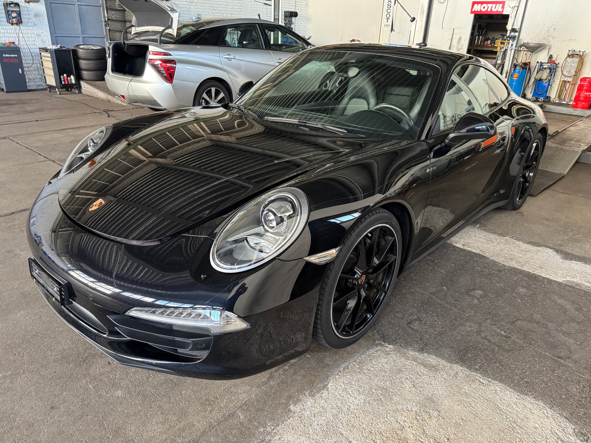 PORSCHE 911 Carrera 4-image-1