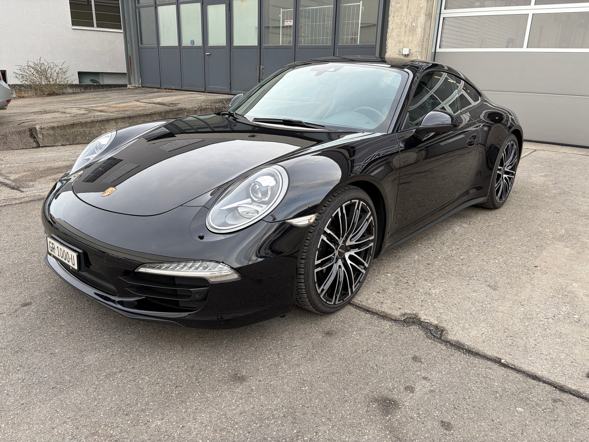 PORSCHE 911 Carrera 4-image-3