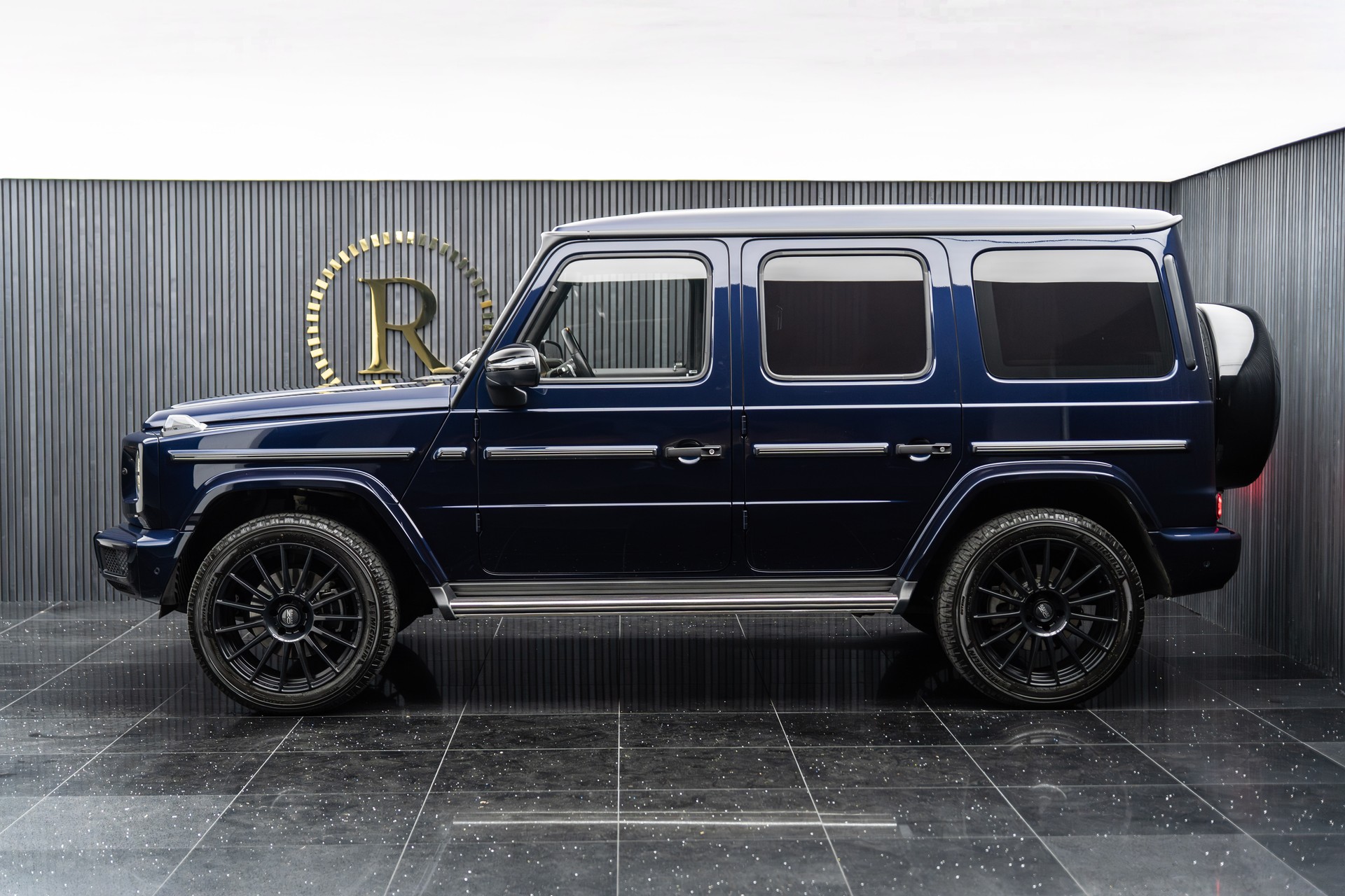 MERCEDES-BENZ G 400 d AMG Line 9G-Tronic-showroom-element-2