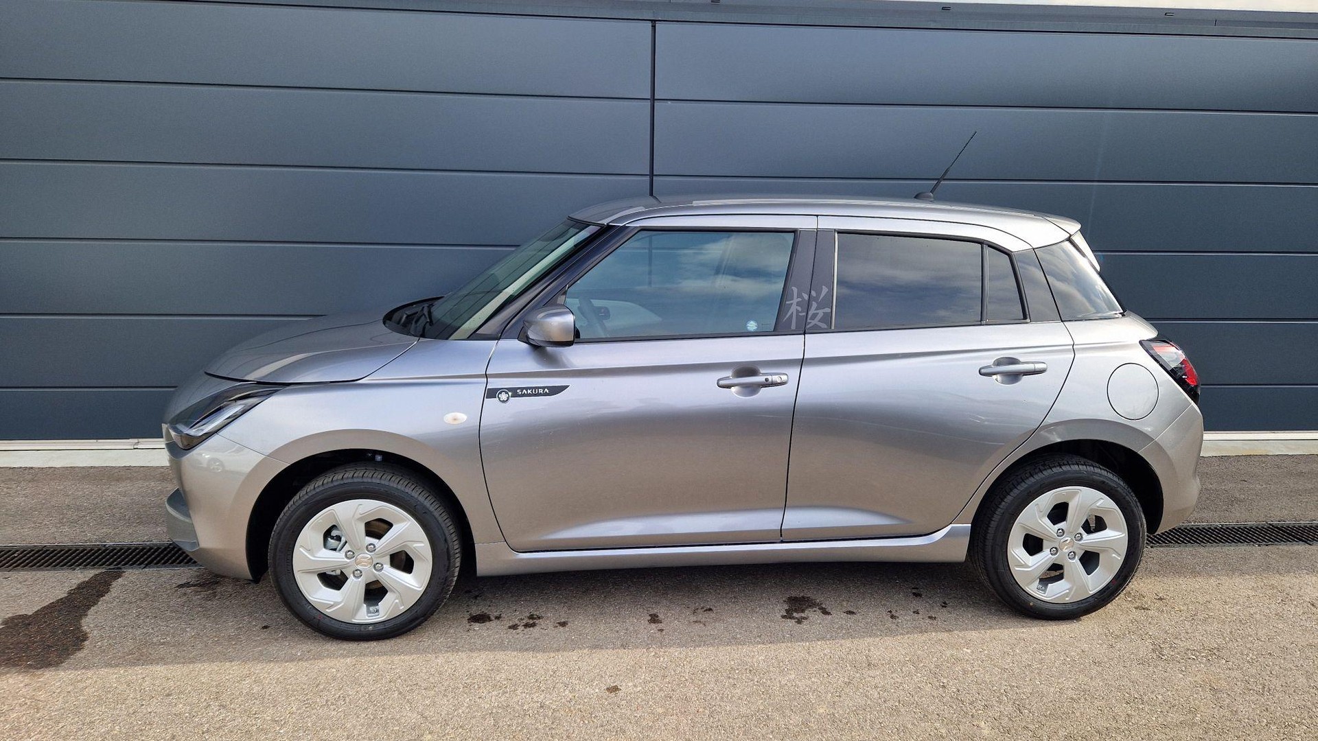 SUZUKI Swift 1.2 Sakura Hybrid 4x4-image-2