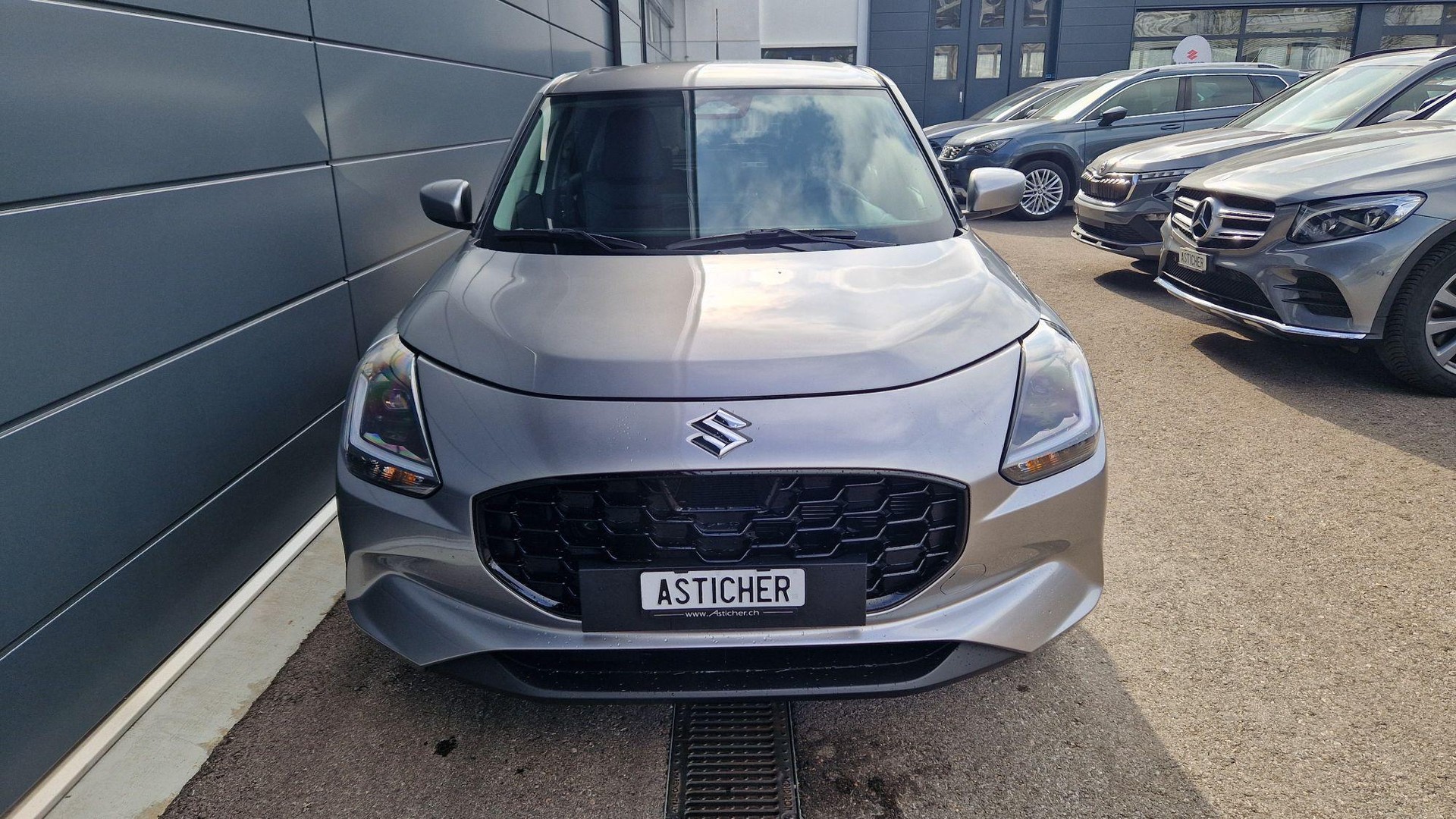 SUZUKI Swift 1.2 Sakura Hybrid 4x4-image-1