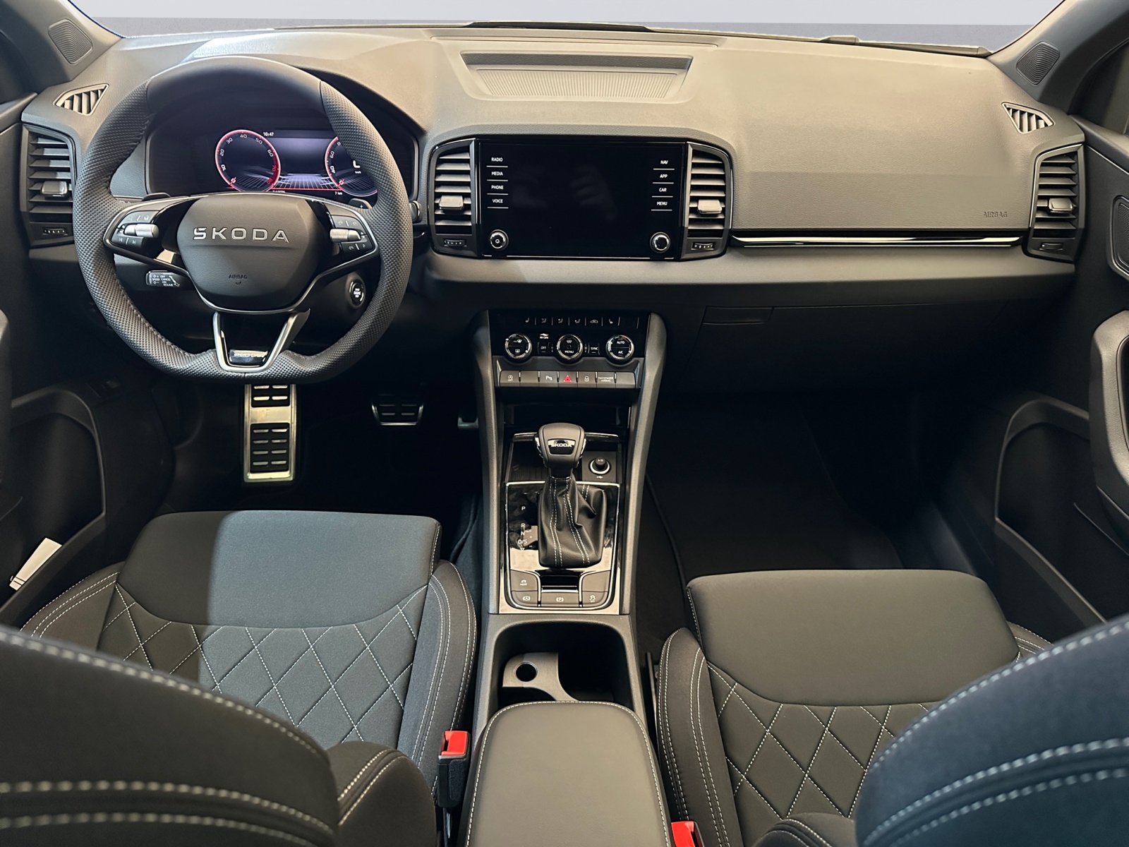 SKODA Karoq 2.0 TSI Dynamic Limited Edition 4x4 DSG-image-9