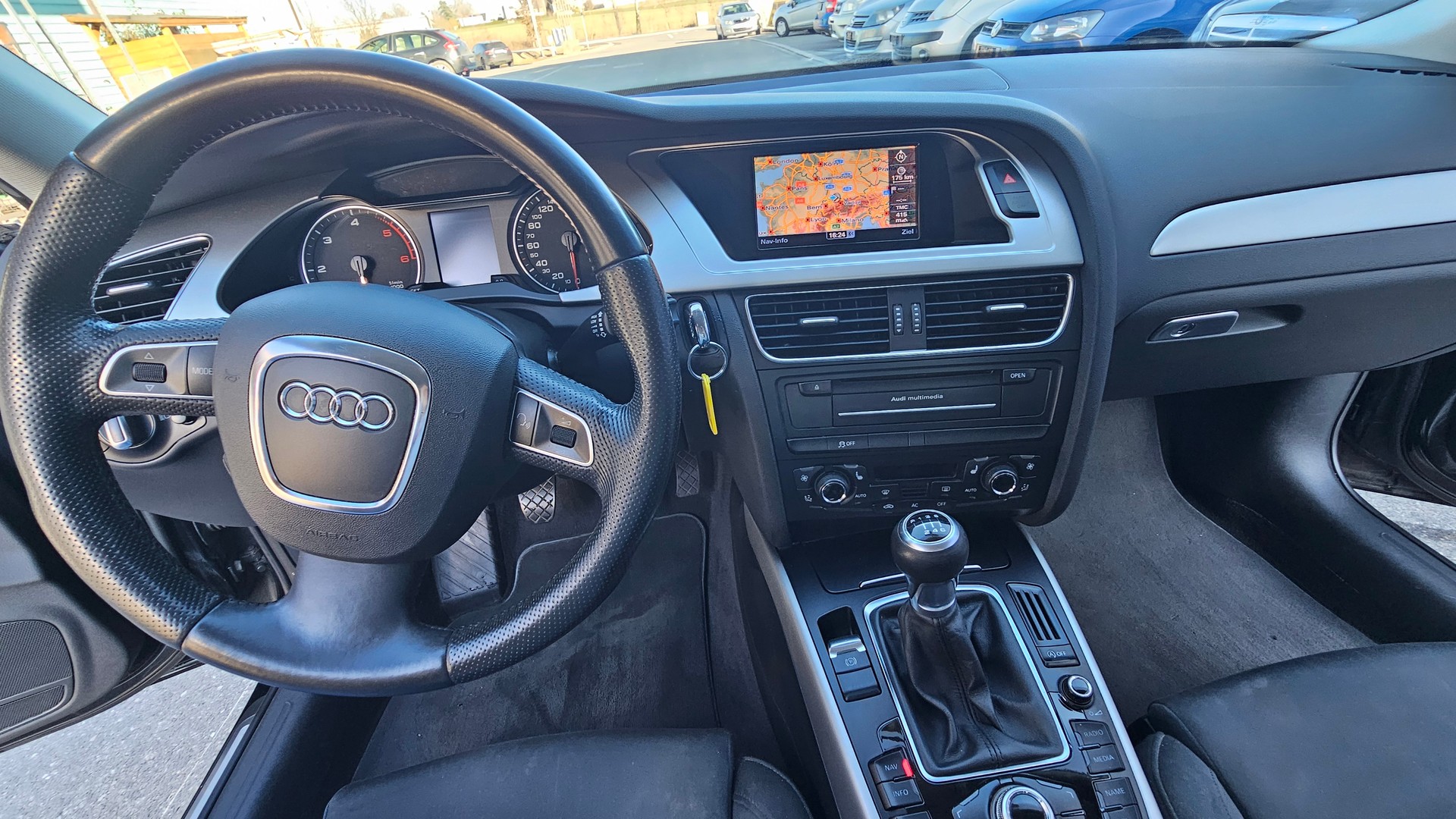 AUDI A4 Avant 2.0 TDI-image-12