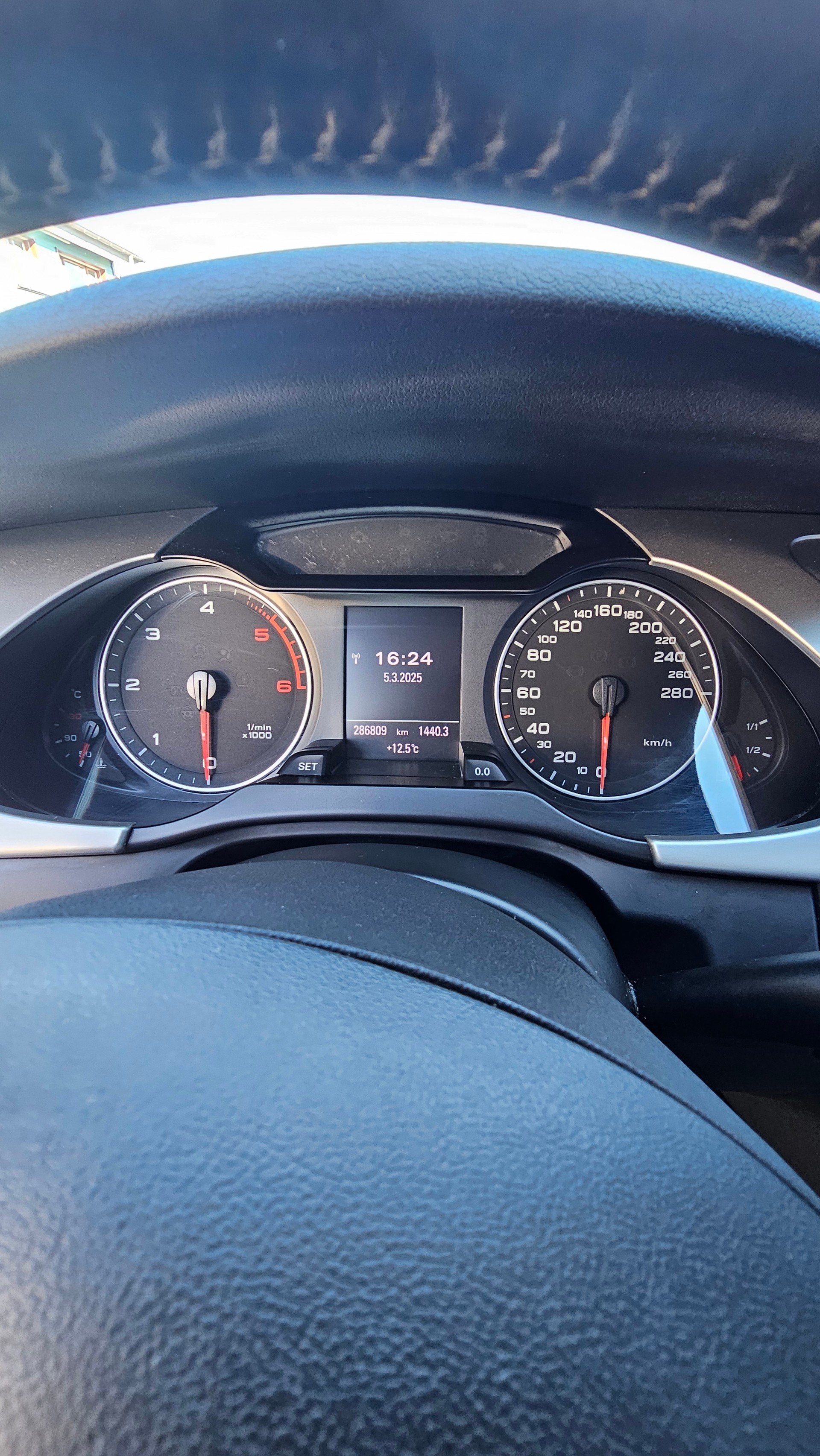 AUDI A4 Avant 2.0 TDI-image-9