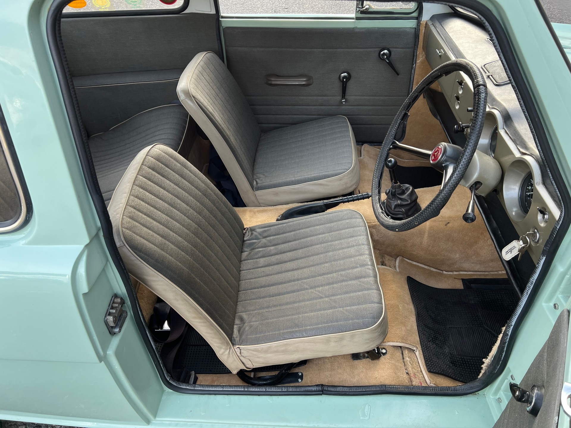 RELIANT Rebel 700 Saloon-image-9