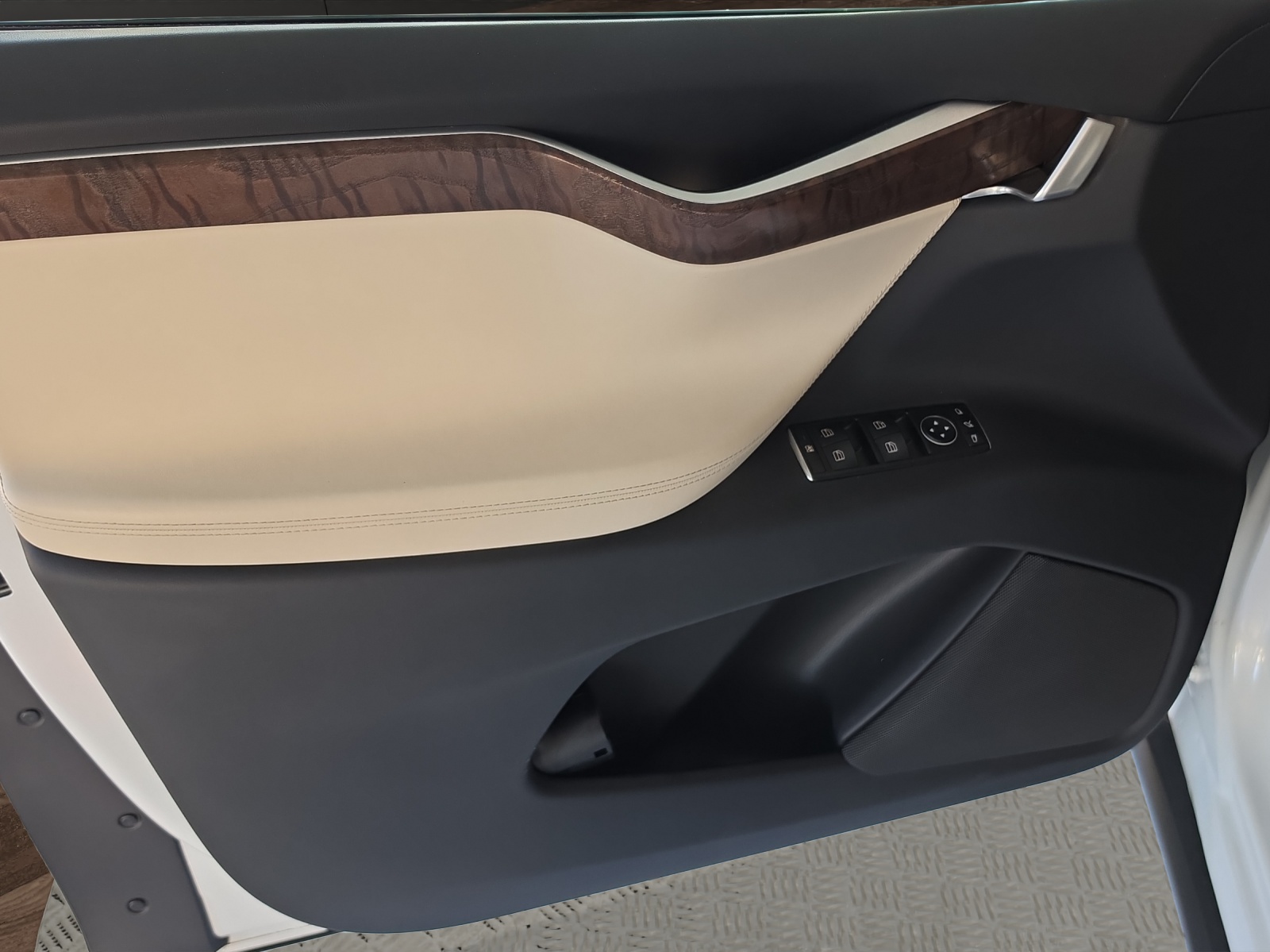 TESLA Model X 75 D-image-10