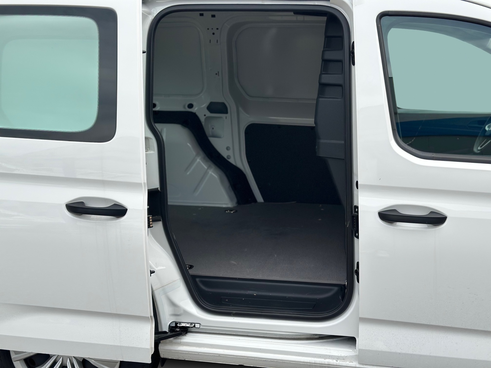 VW Caddy Cargo 2.0TDI 4Motion-image-11