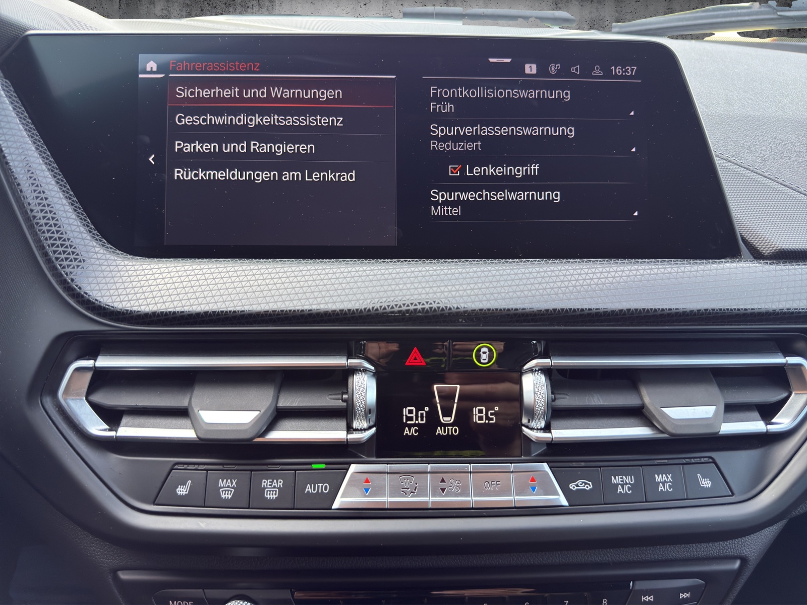 BMW M135i xDrive Steptronic Historisches 50-Jahre M-Emblem-image-15