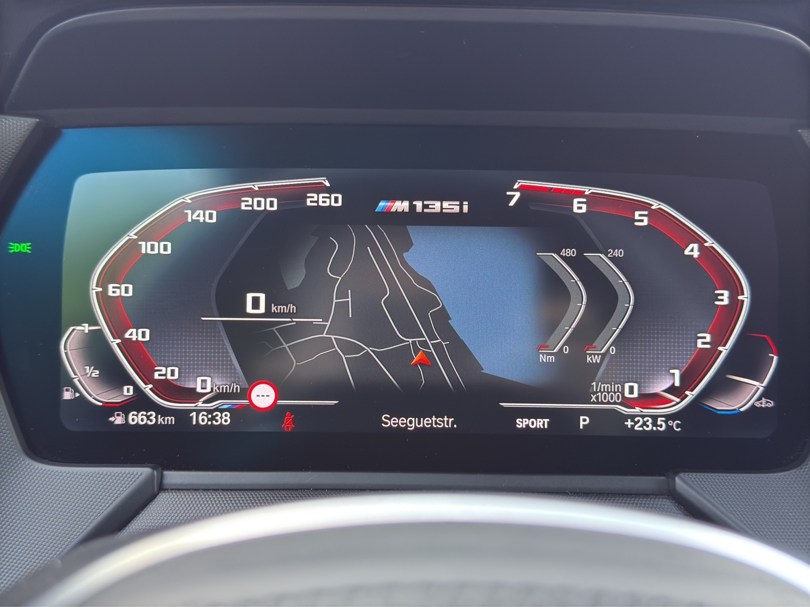 BMW M135i xDrive Steptronic Historisches 50-Jahre M-Emblem-image-27
