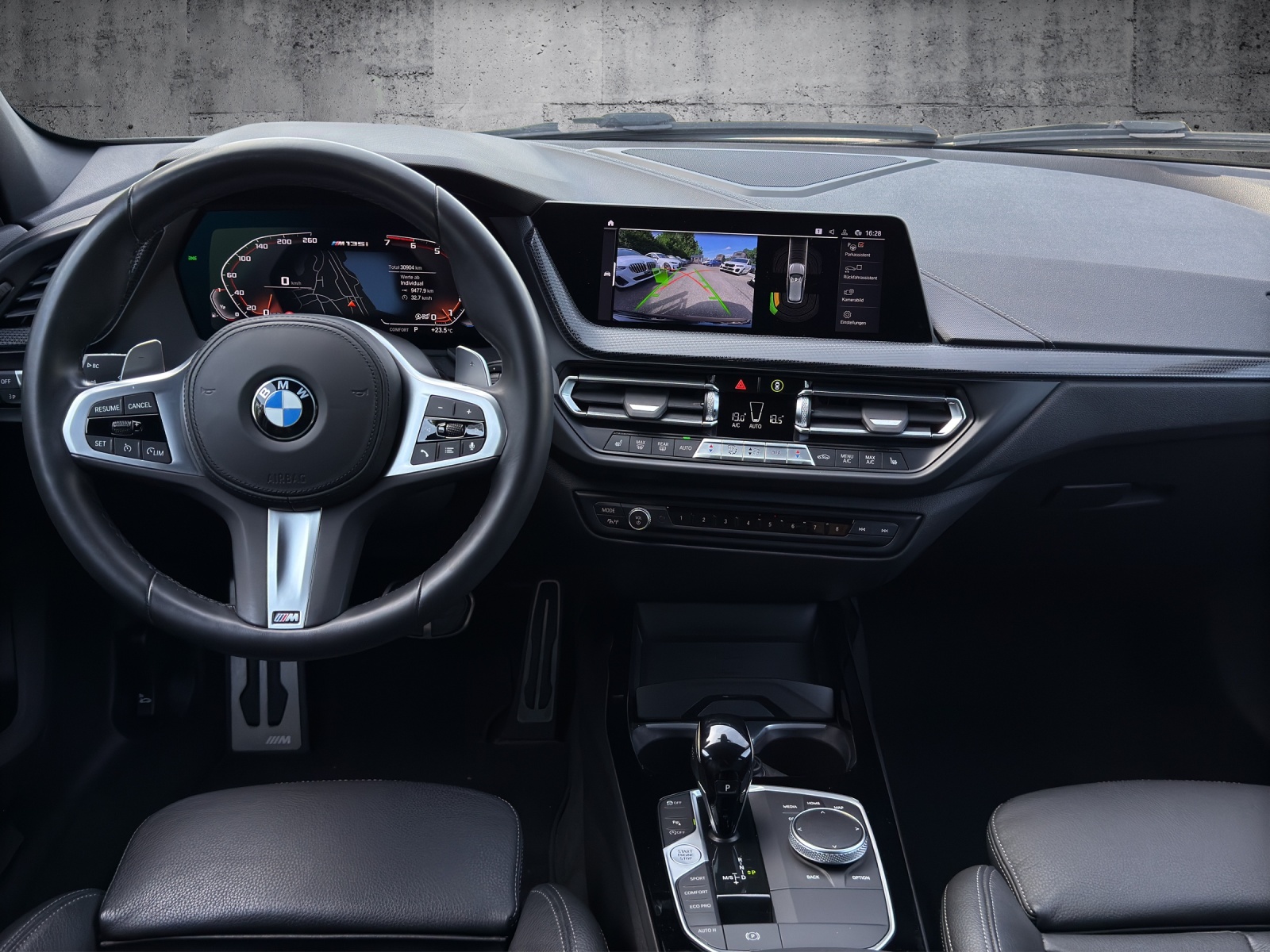 BMW M135i xDrive Steptronic Historisches 50-Jahre M-Emblem-image-13
