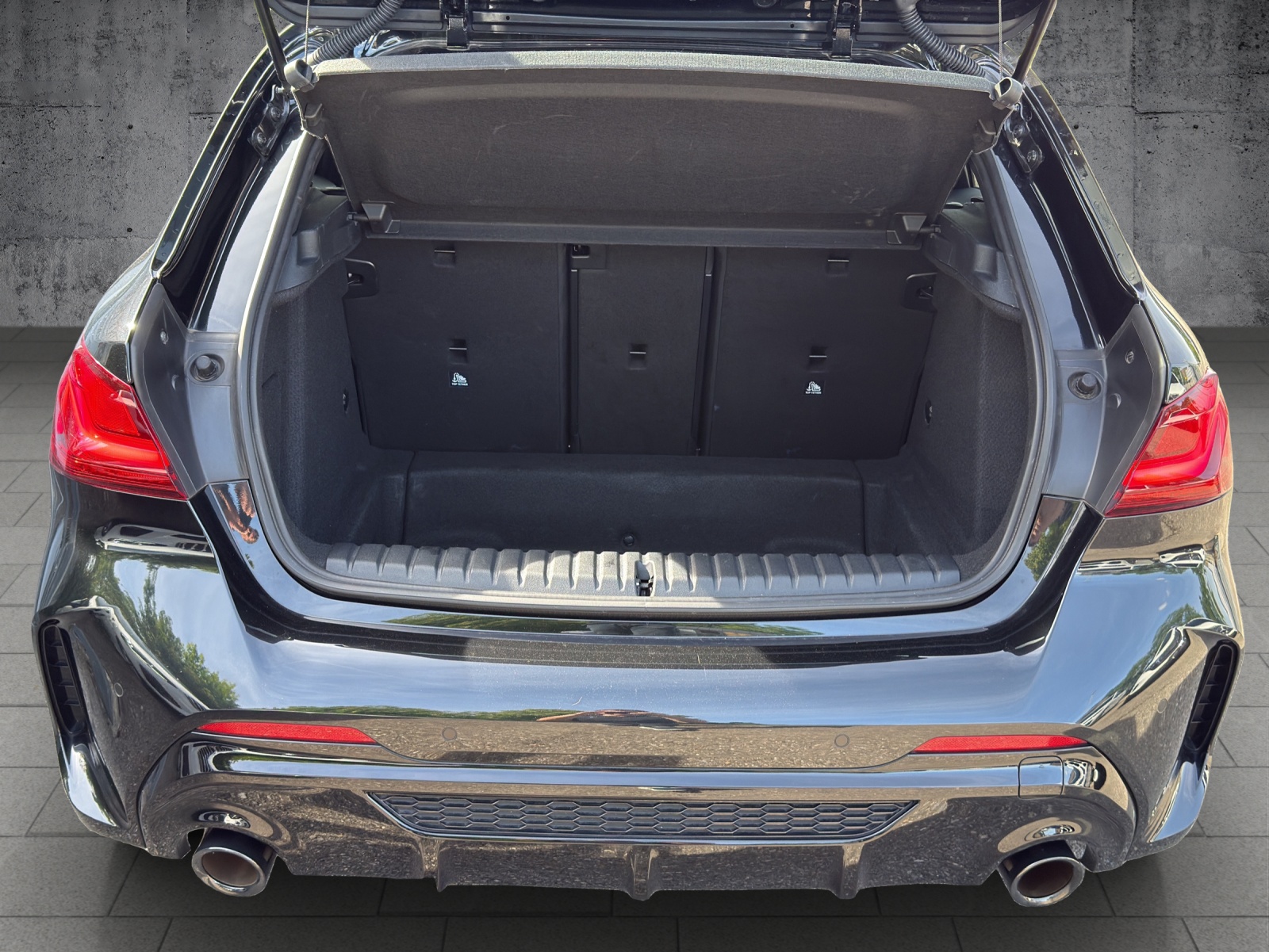 BMW M135i xDrive Steptronic Historisches 50-Jahre M-Emblem-image-18