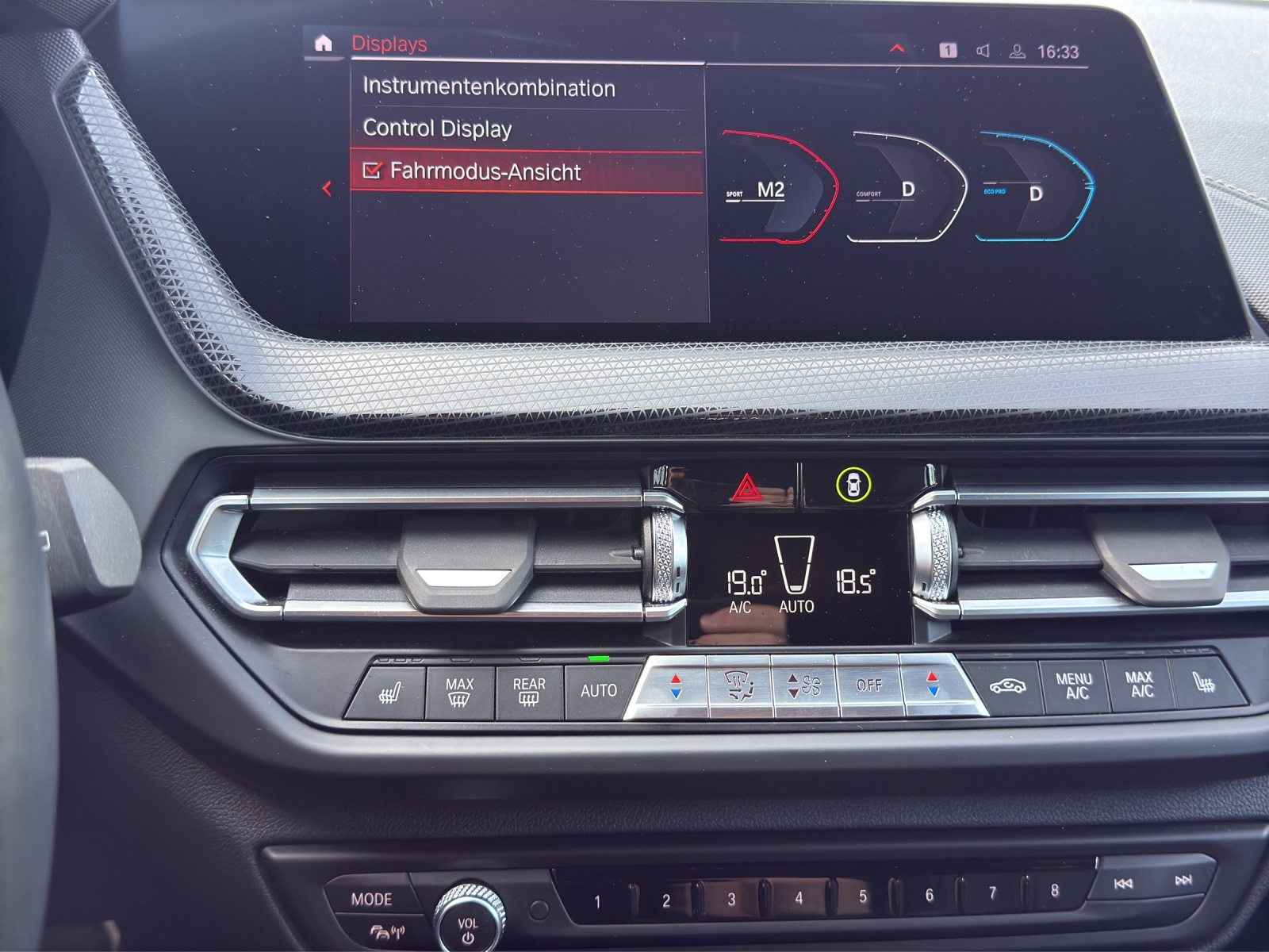 BMW M135i xDrive Steptronic Historisches 50-Jahre M-Emblem-image-24