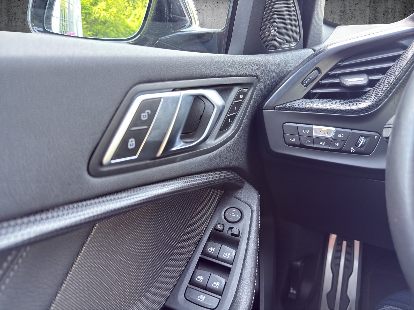 BMW M135i xDrive Steptronic Historisches 50-Jahre M-Emblem-image-11