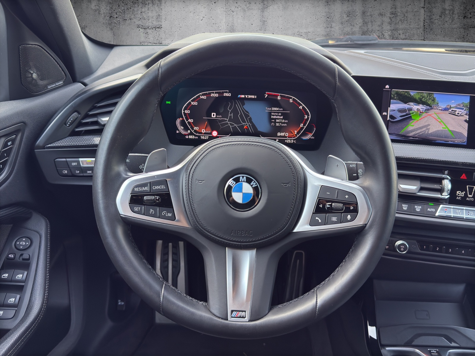 BMW M135i xDrive Steptronic Historisches 50-Jahre M-Emblem-image-9
