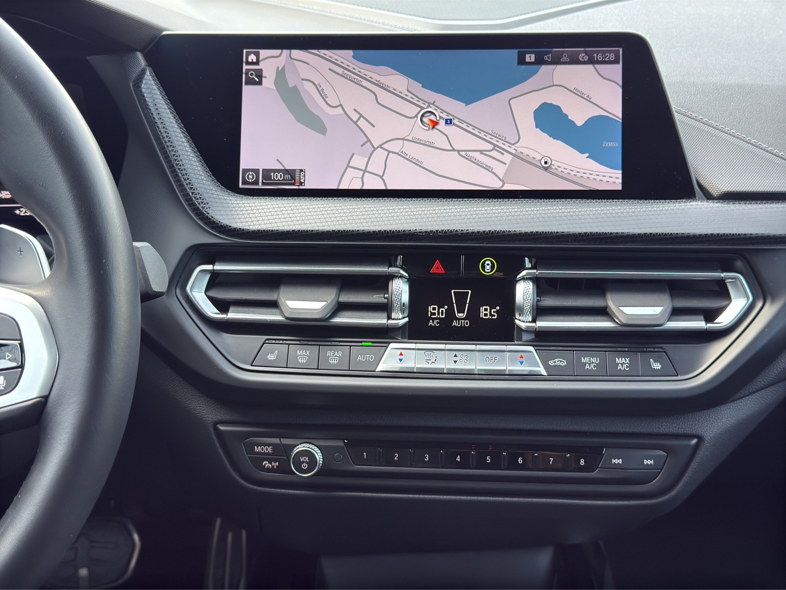 BMW M135i xDrive Steptronic Historisches 50-Jahre M-Emblem-image-14
