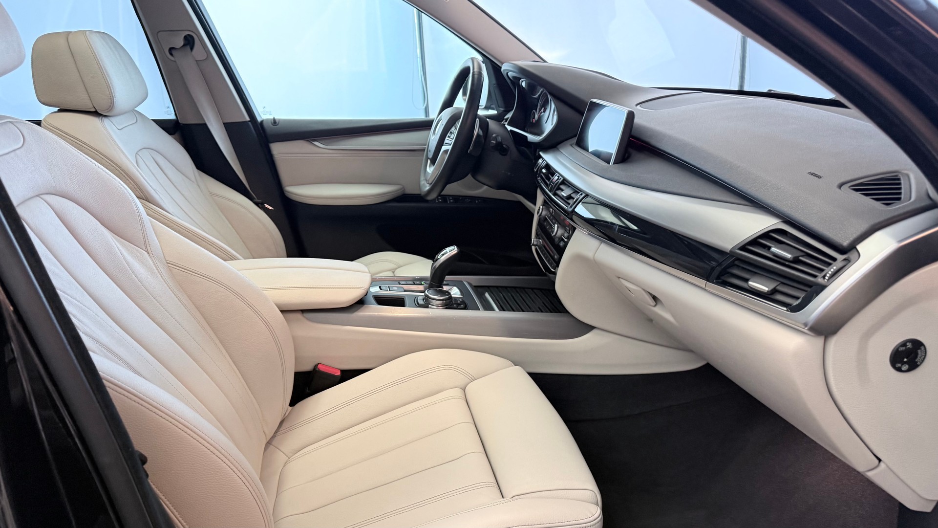 BMW X5 50i xDrive SAG-image-21