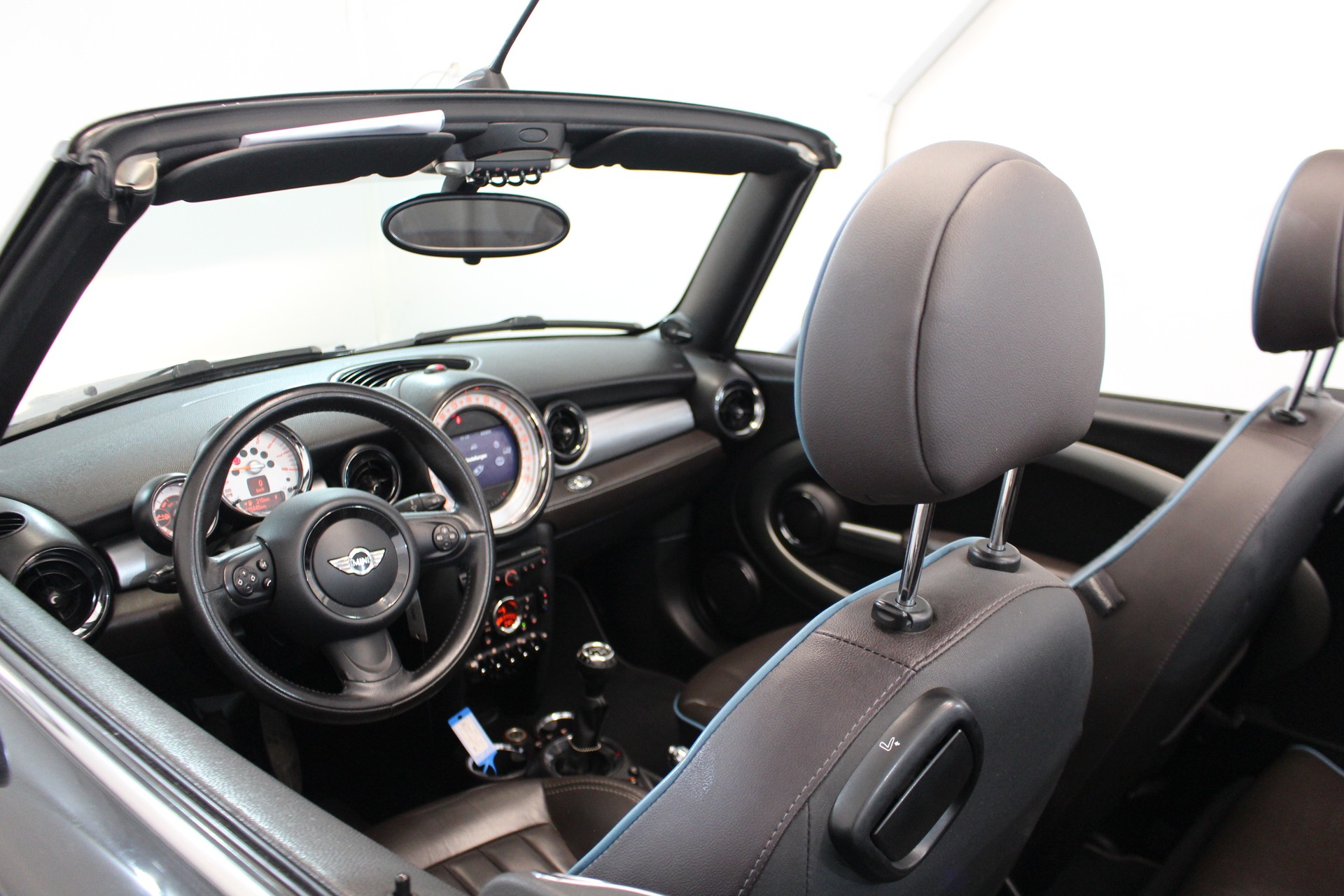 MINI Cabrio R57 1.6i Cooper-image-21