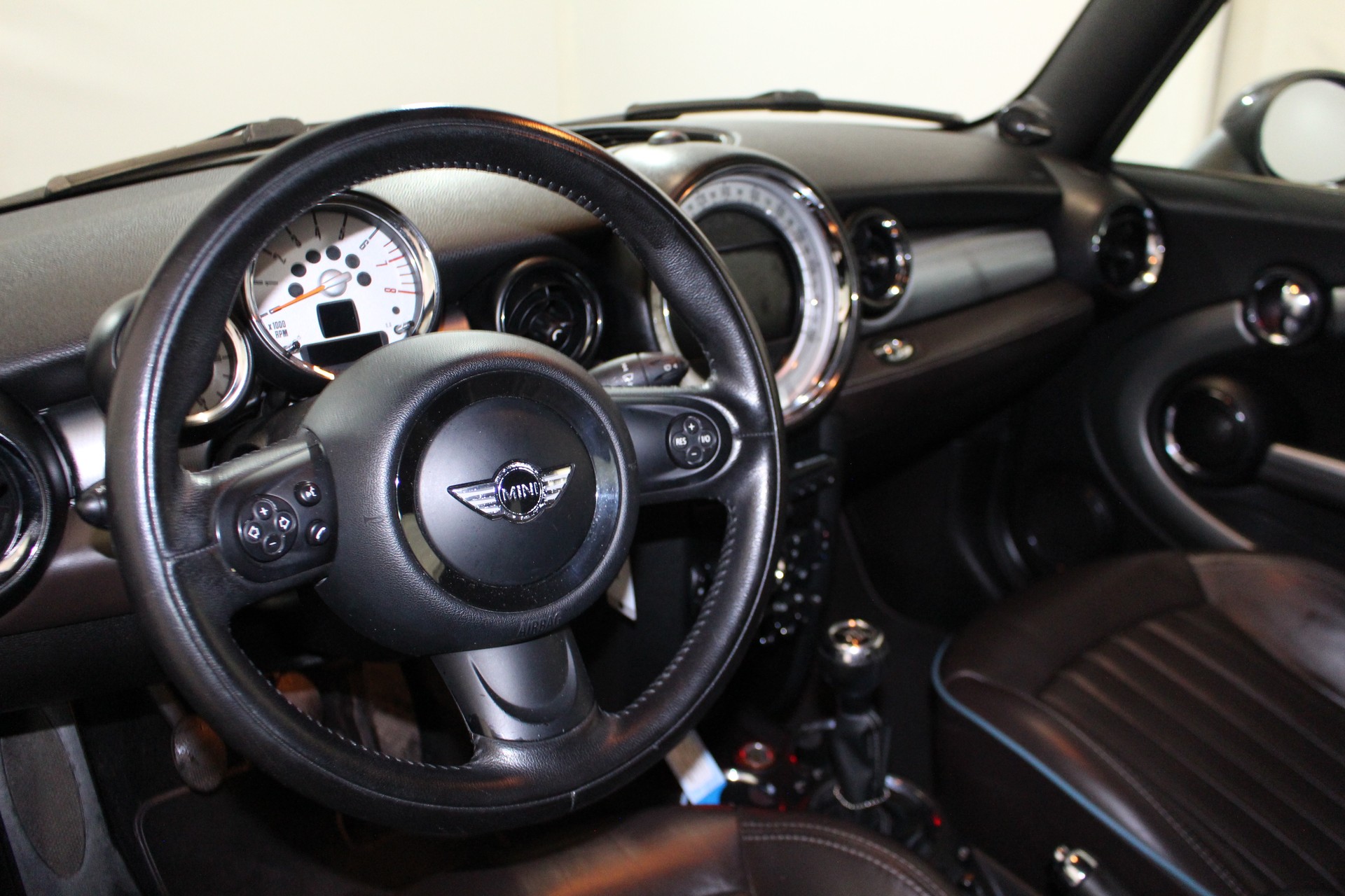 MINI Cabrio R57 1.6i Cooper-image-11