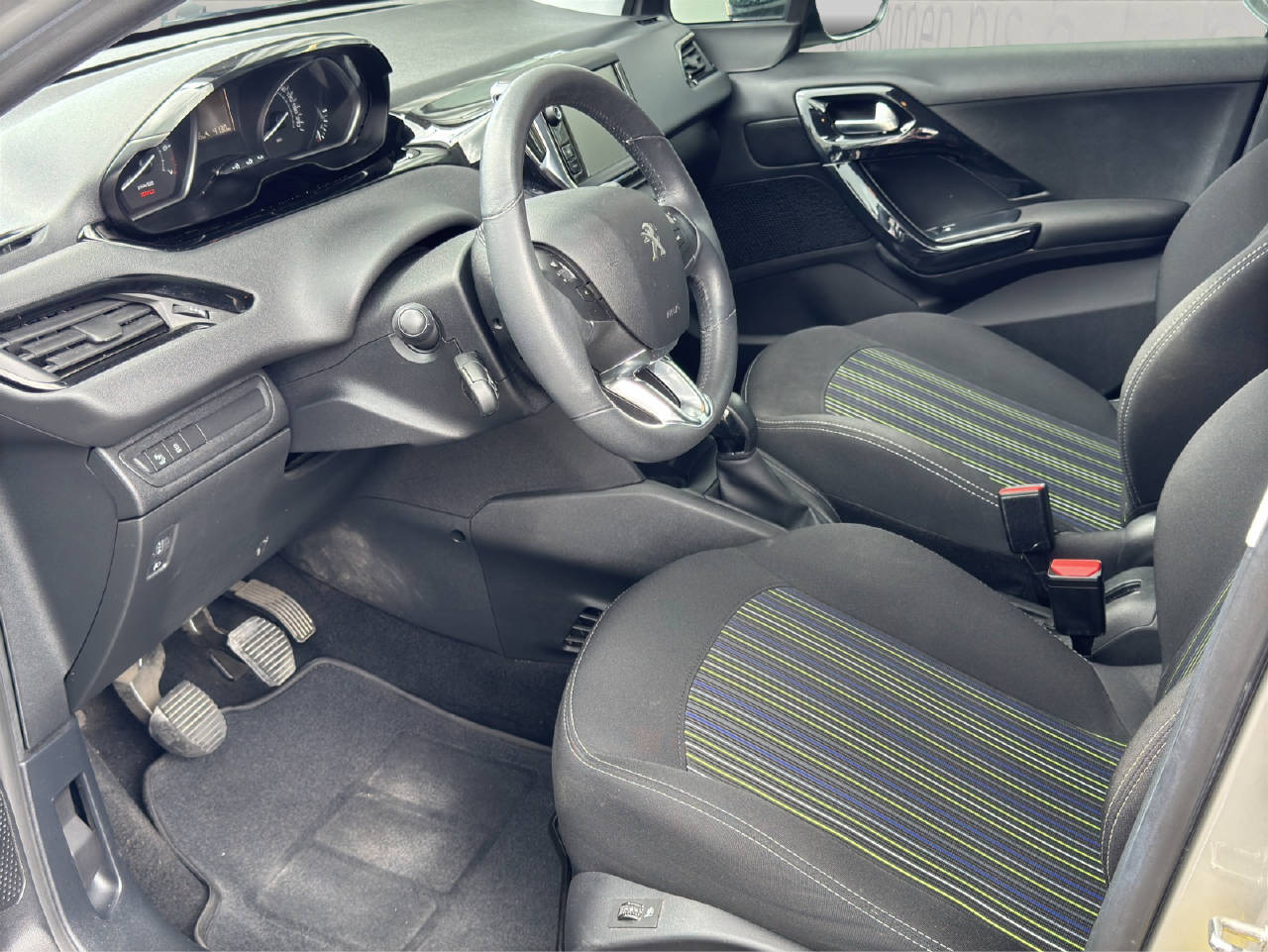 PEUGEOT 208 1.2 PureTech Urban Soul-image-3