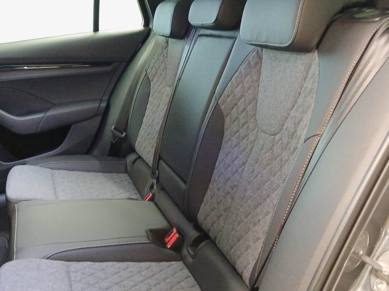 SKODA Octavia Combi 1.5 TSI mHEV DSG Sport Line-image-11
