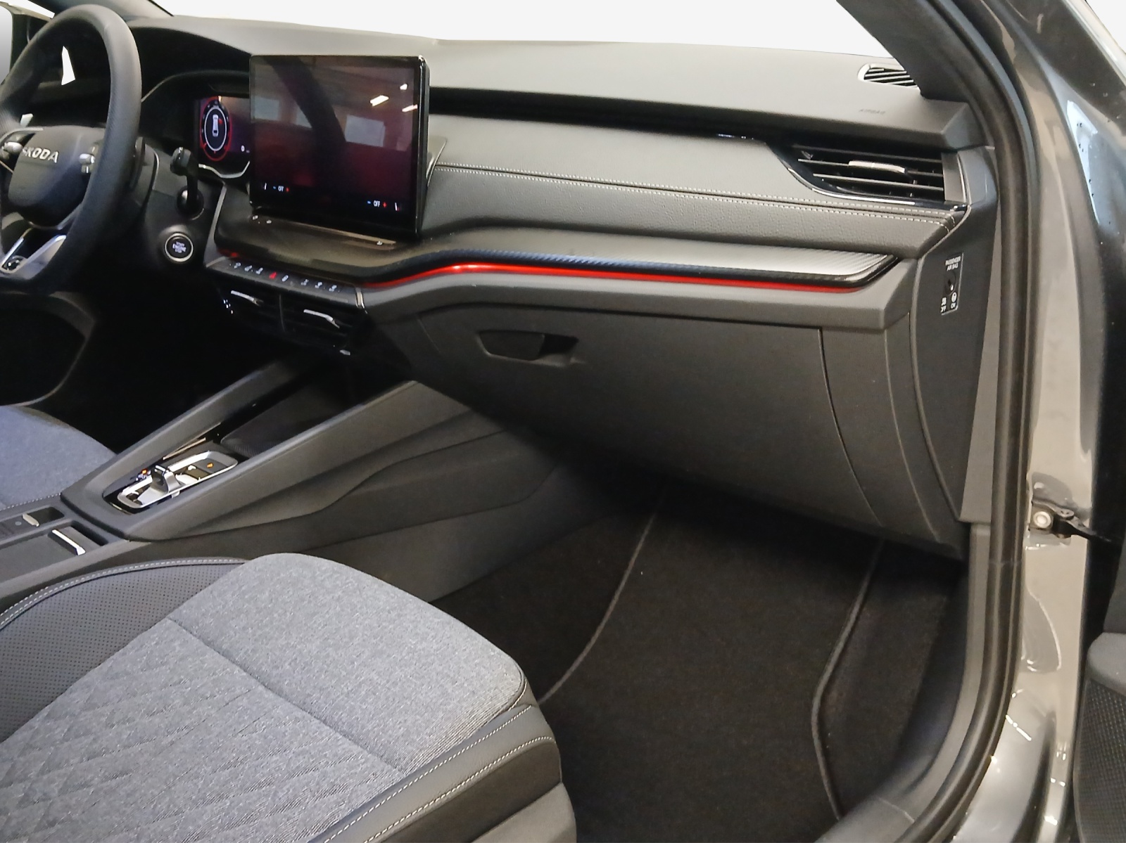 SKODA Octavia Combi 1.5 TSI mHEV DSG Sport Line-image-13