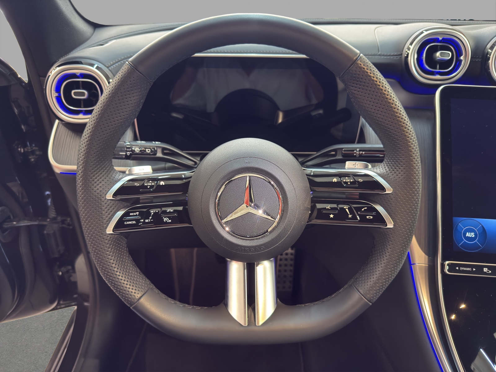 MERCEDES-BENZ GLC 200 4M - AMG / DISTRONIC / 360 Grad Kamera / Soundsystem-image-9