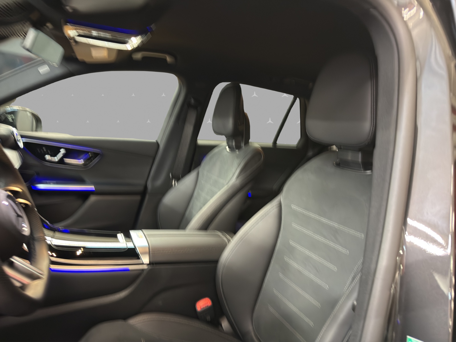 MERCEDES-BENZ GLC 200 4M - AMG / DISTRONIC / 360 Grad Kamera / Soundsystem-image-8