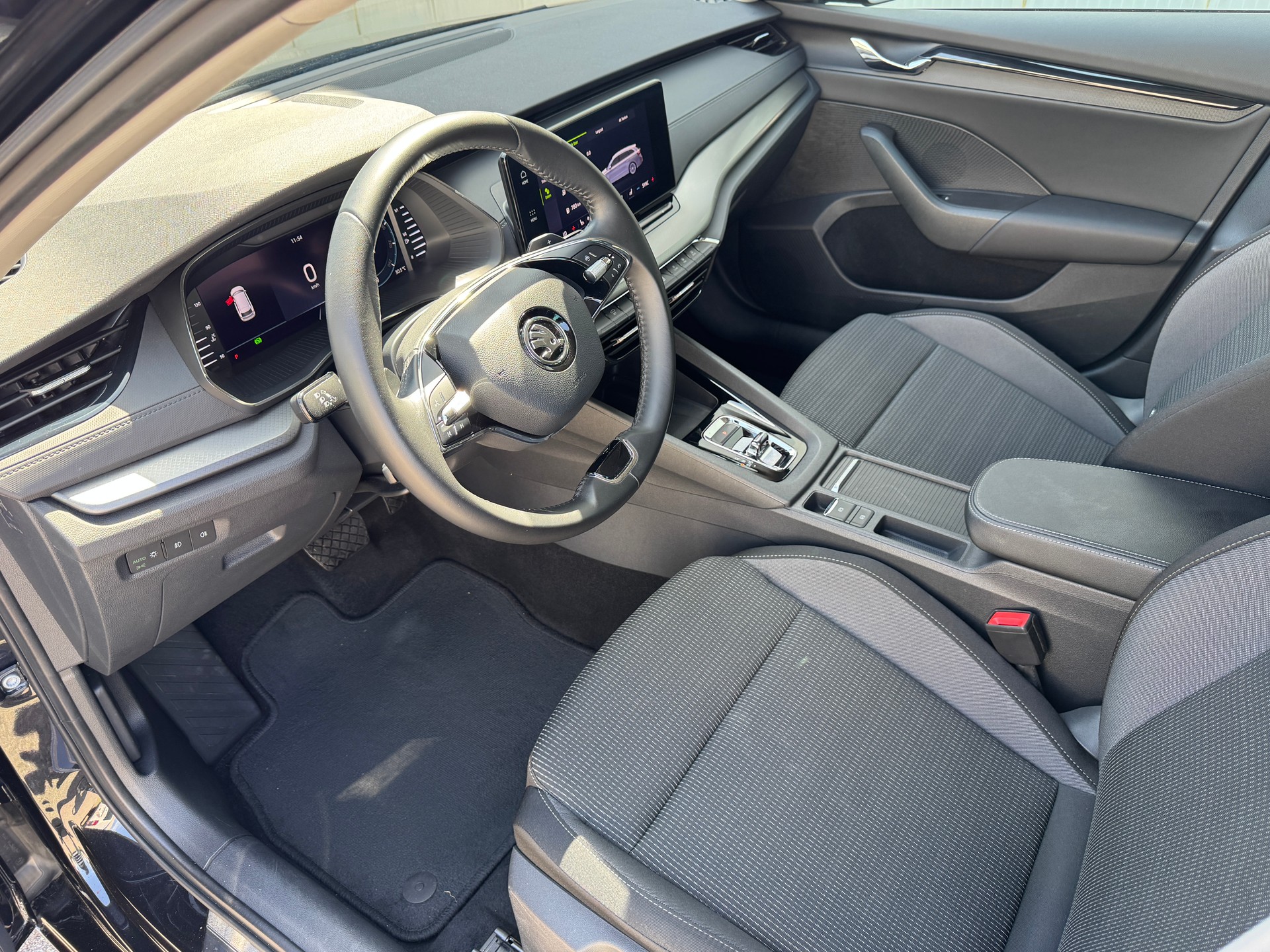 SKODA Octavia Combi 2.0 TDI DSG Ambition-image-14