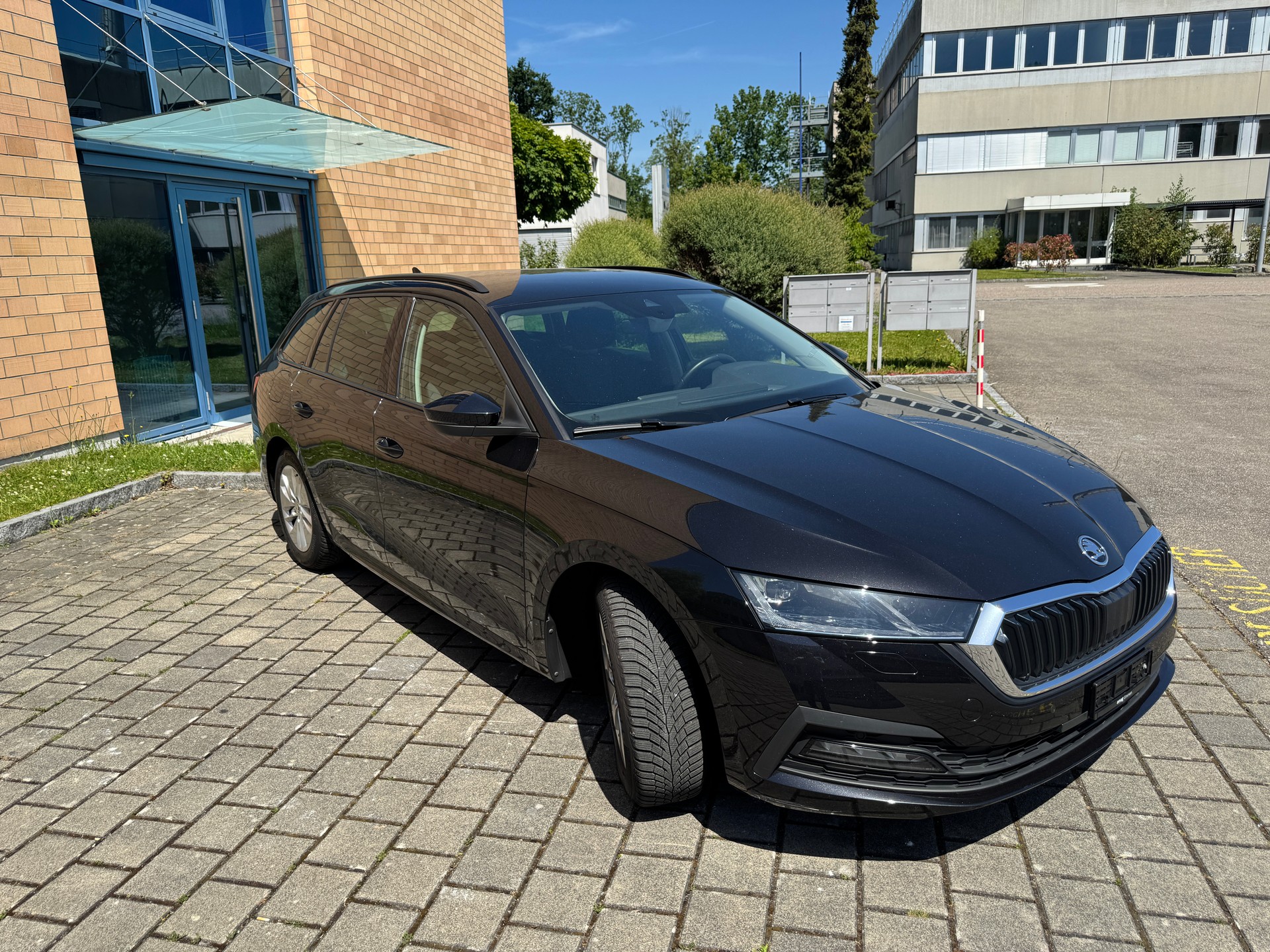 SKODA Octavia Combi 2.0 TDI DSG Ambition-image-0