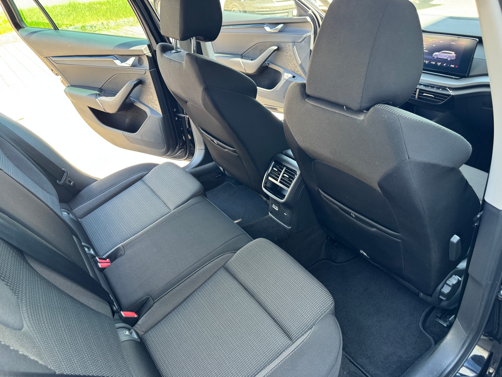 SKODA Octavia Combi 2.0 TDI DSG Ambition-image-8