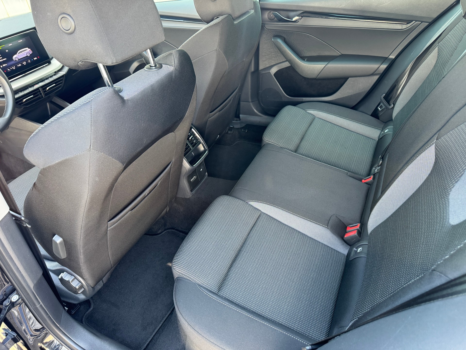 SKODA Octavia Combi 2.0 TDI DSG Ambition-image-15