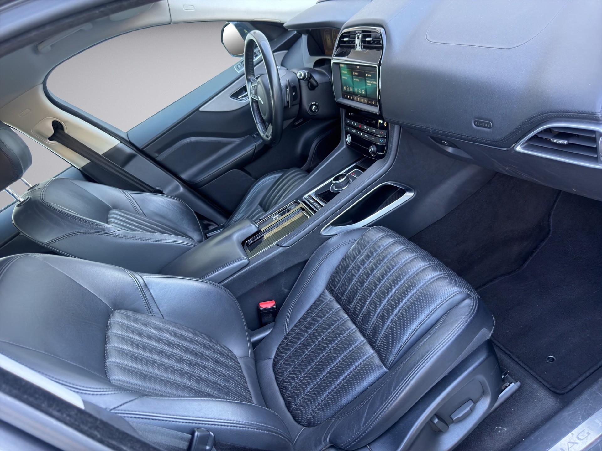 JAGUAR F-Pace 2.0d Prestige AWD Automatik-image-13