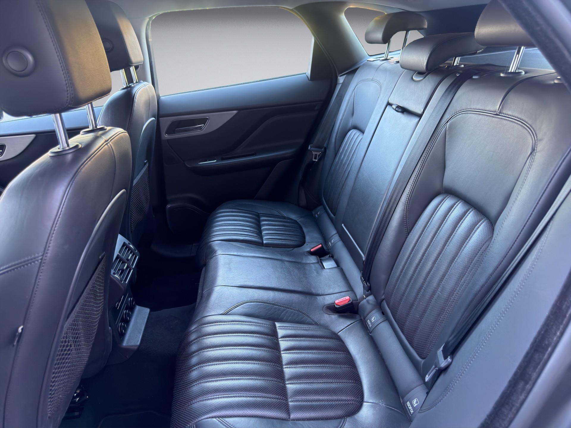 JAGUAR F-Pace 2.0d Prestige AWD Automatik-image-11
