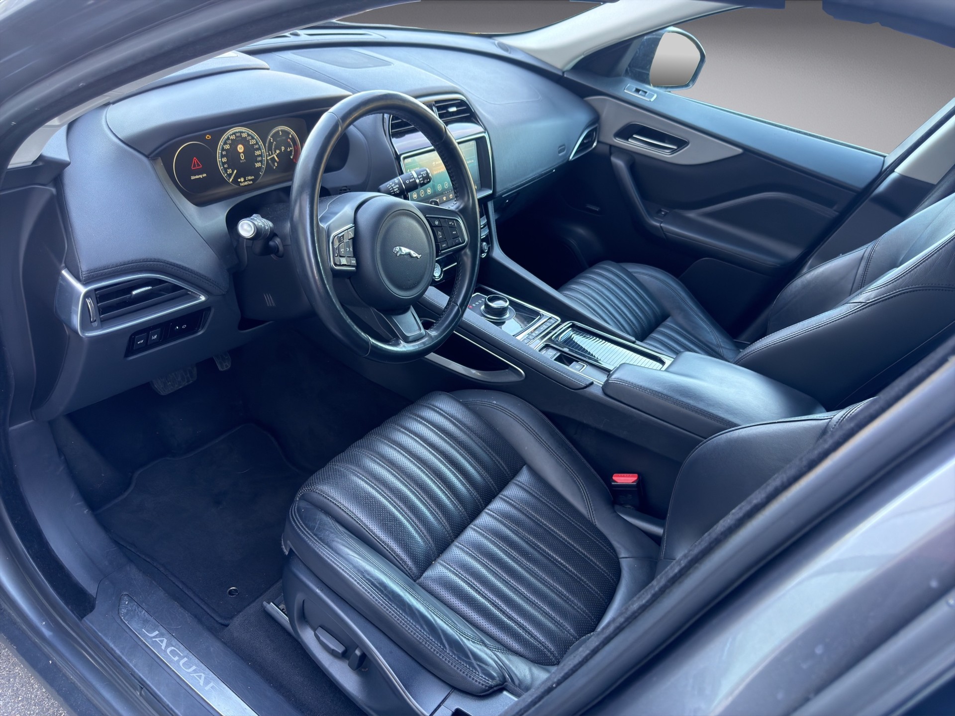 JAGUAR F-Pace 2.0d Prestige AWD Automatik-image-9