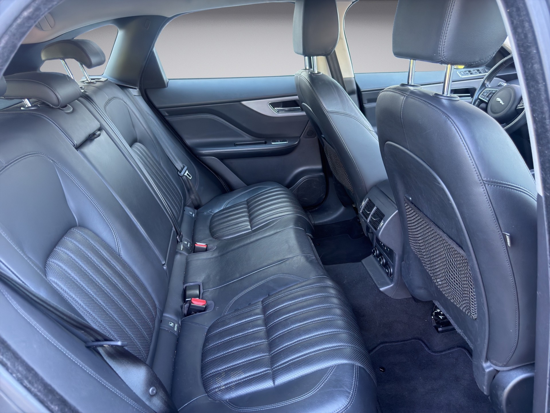 JAGUAR F-Pace 2.0d Prestige AWD Automatik-image-12