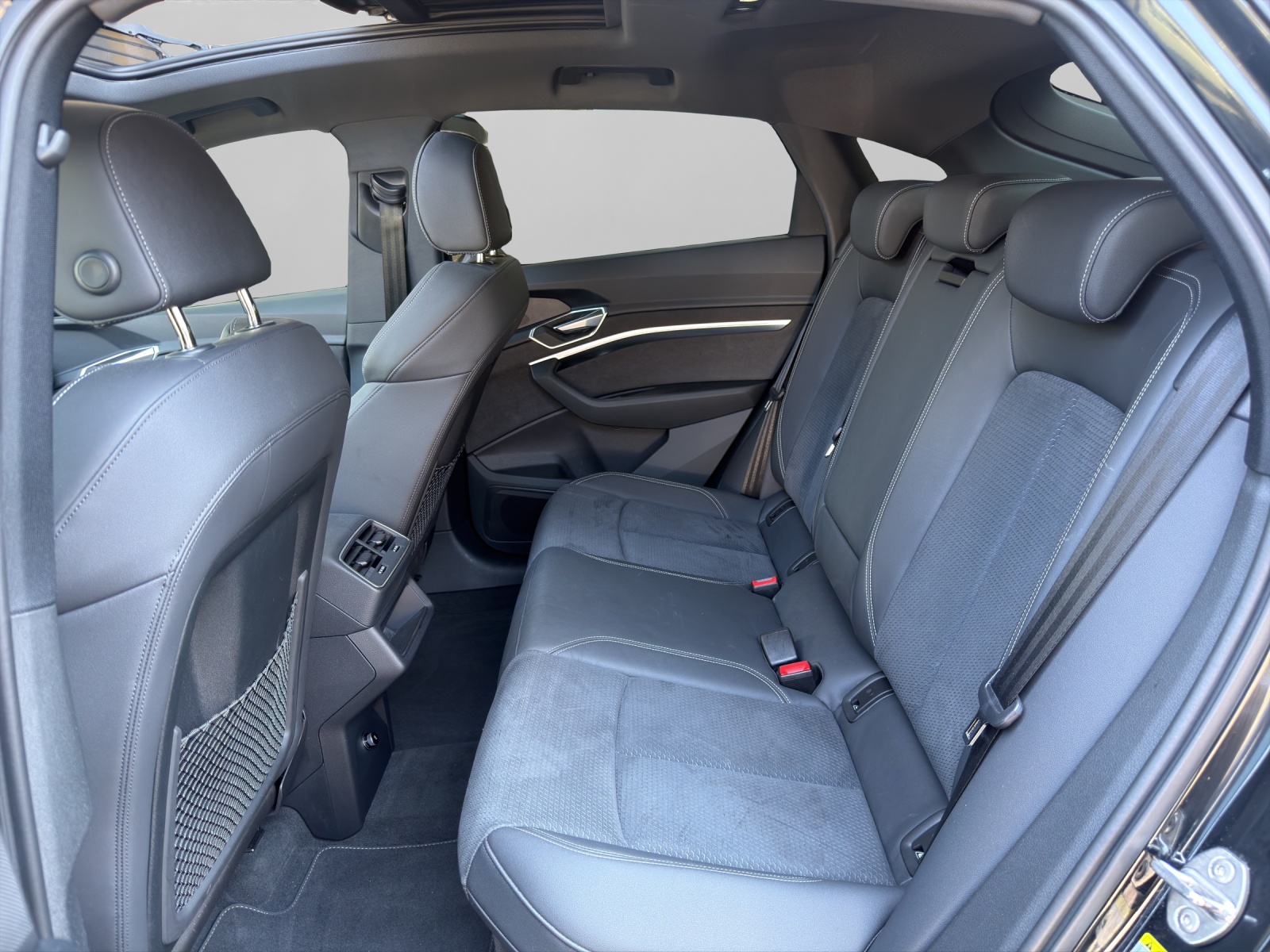 AUDI e-tron Sportback 55 S Line quattro-image-8