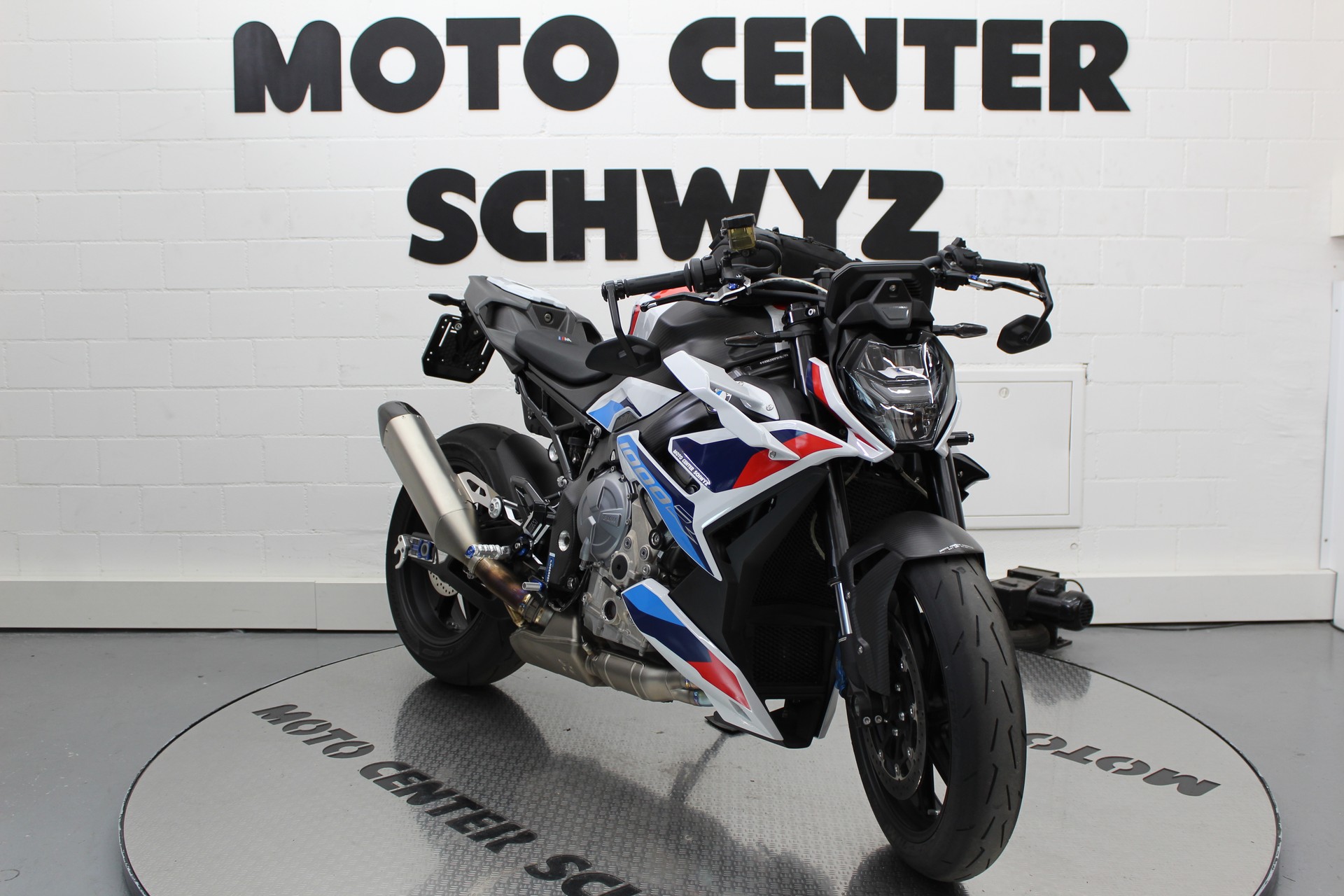 BMW M 1000 R-showroom-element-1