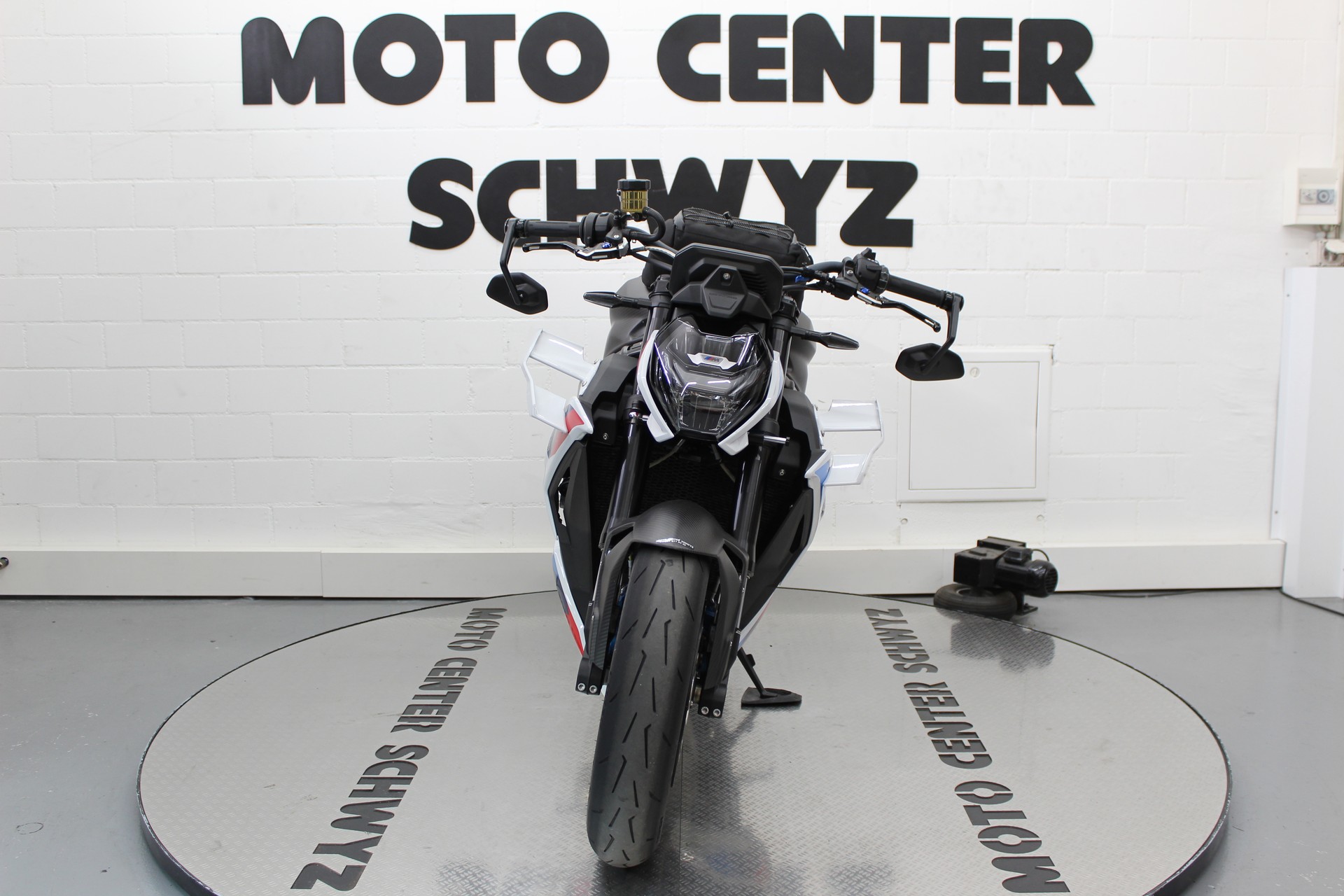 BMW M 1000 R-showroom-element-2