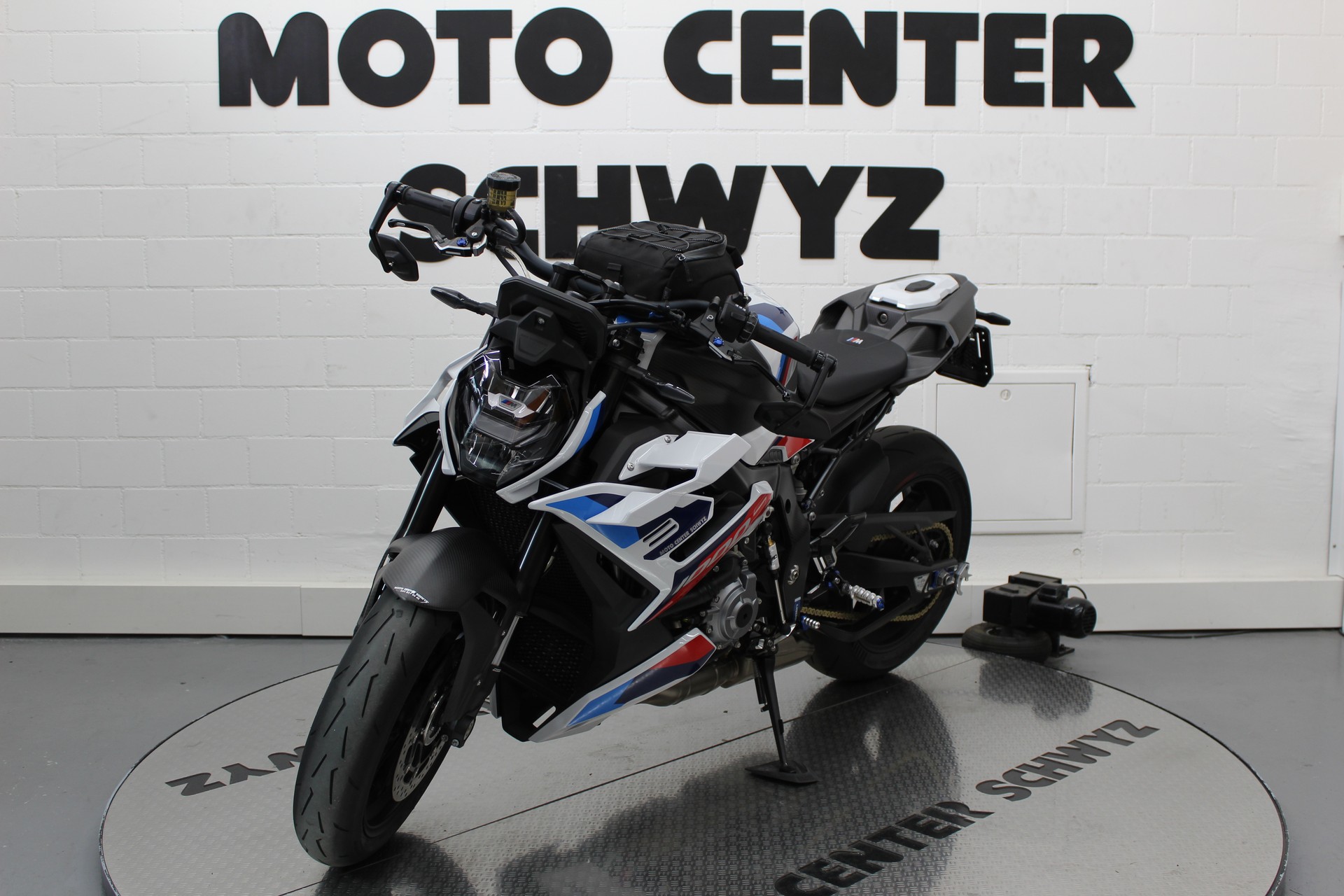 BMW M 1000 R-showroom-element-3