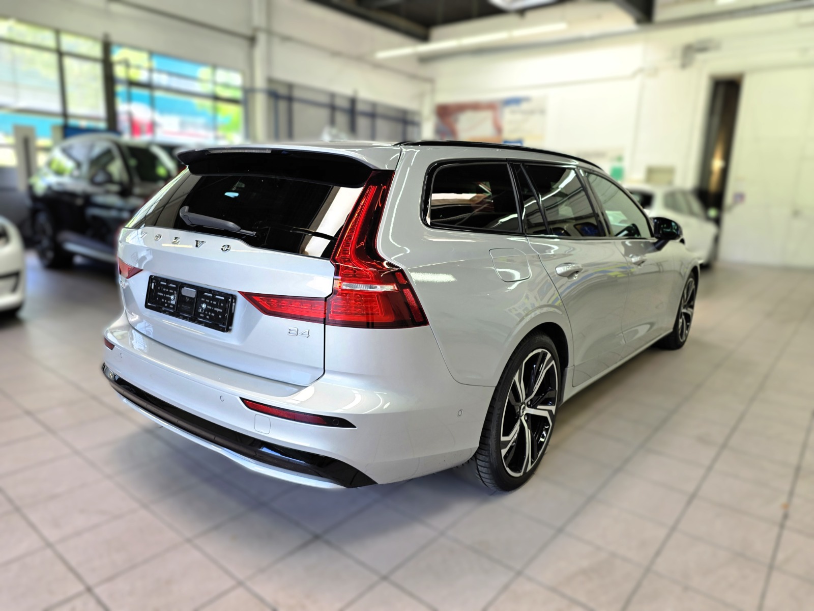 VOLVO V60 B4 Benzin Mild Hybrid Ultra Dark DCT-image-4
