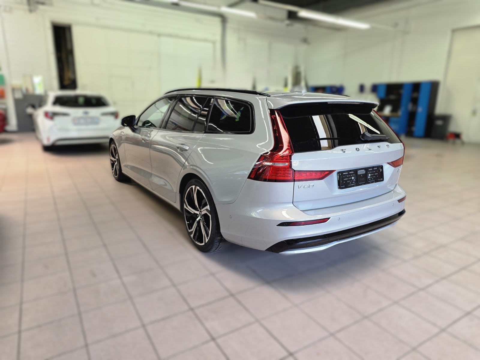 VOLVO V60 B4 Benzin Mild Hybrid Ultra Dark DCT-image-2