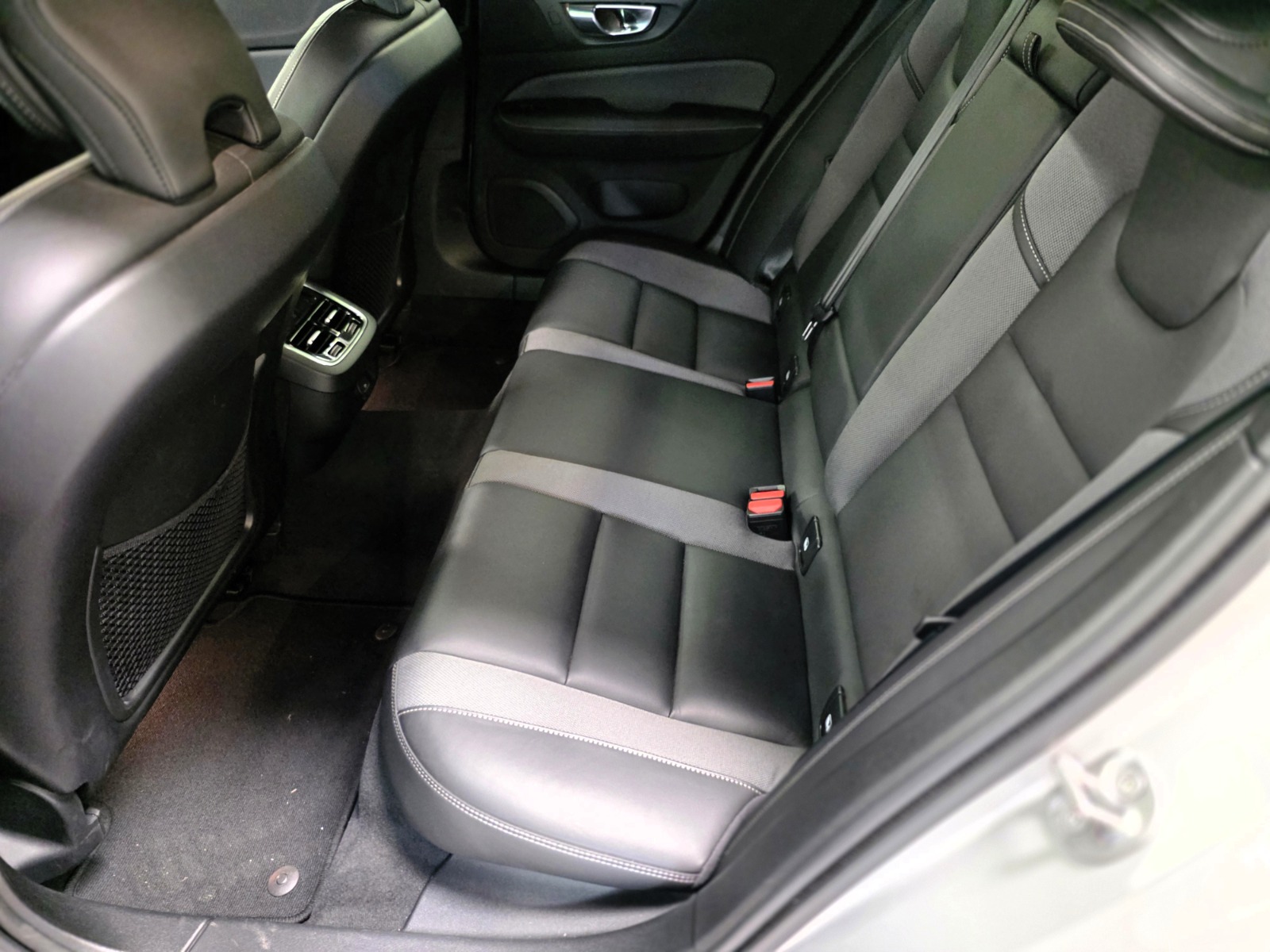 VOLVO V60 B4 Benzin Mild Hybrid Ultra Dark DCT-image-11