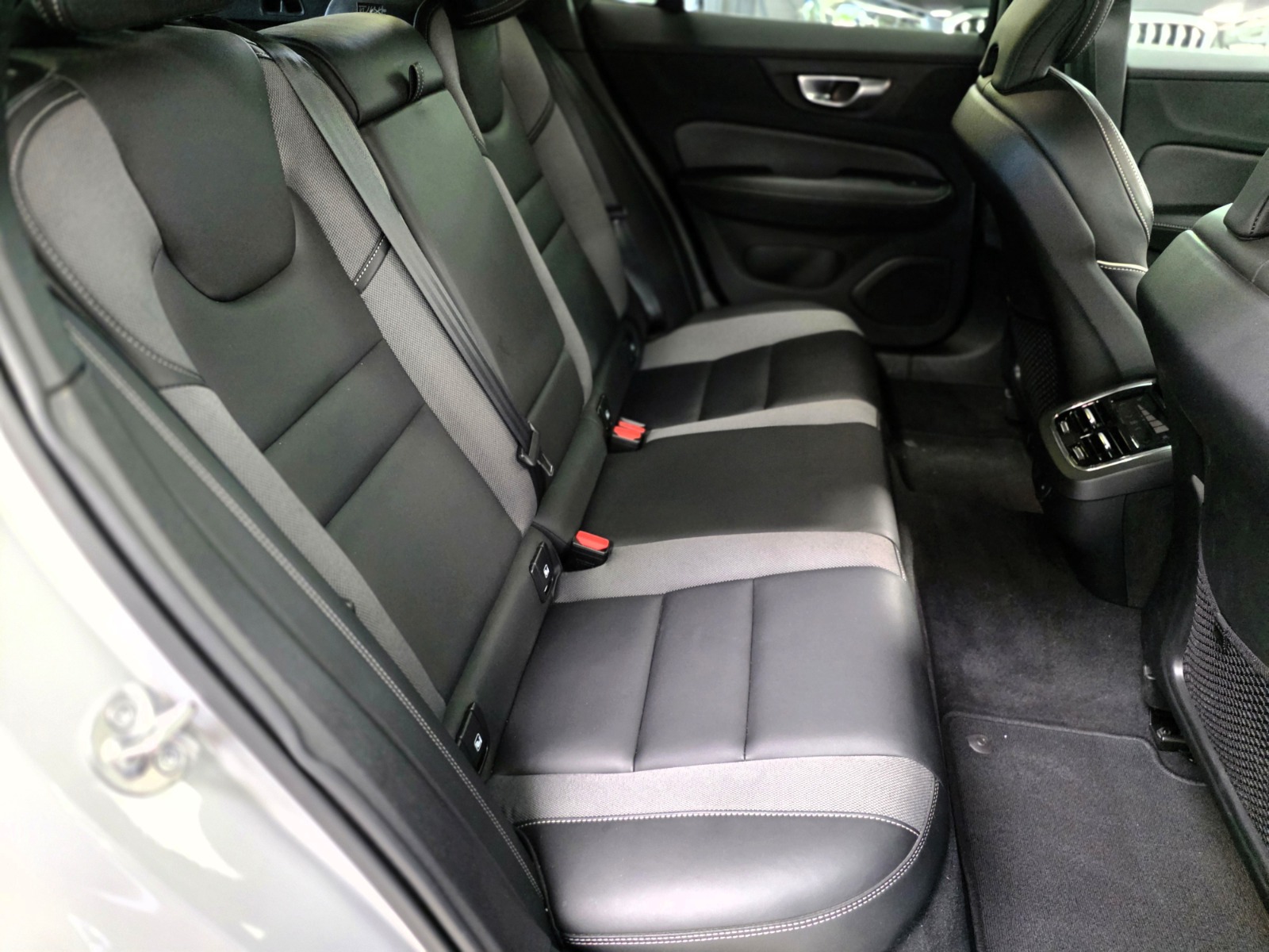VOLVO V60 B4 Benzin Mild Hybrid Ultra Dark DCT-image-13