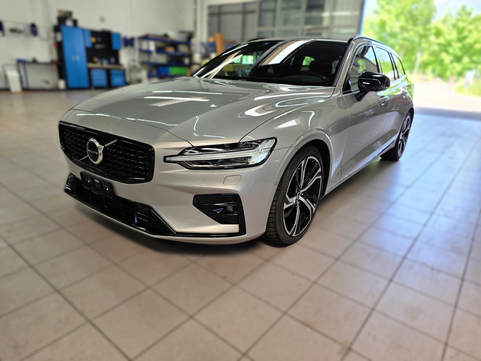 VOLVO V60 B4 Benzin Mild Hybrid Ultra Dark DCT-image-0