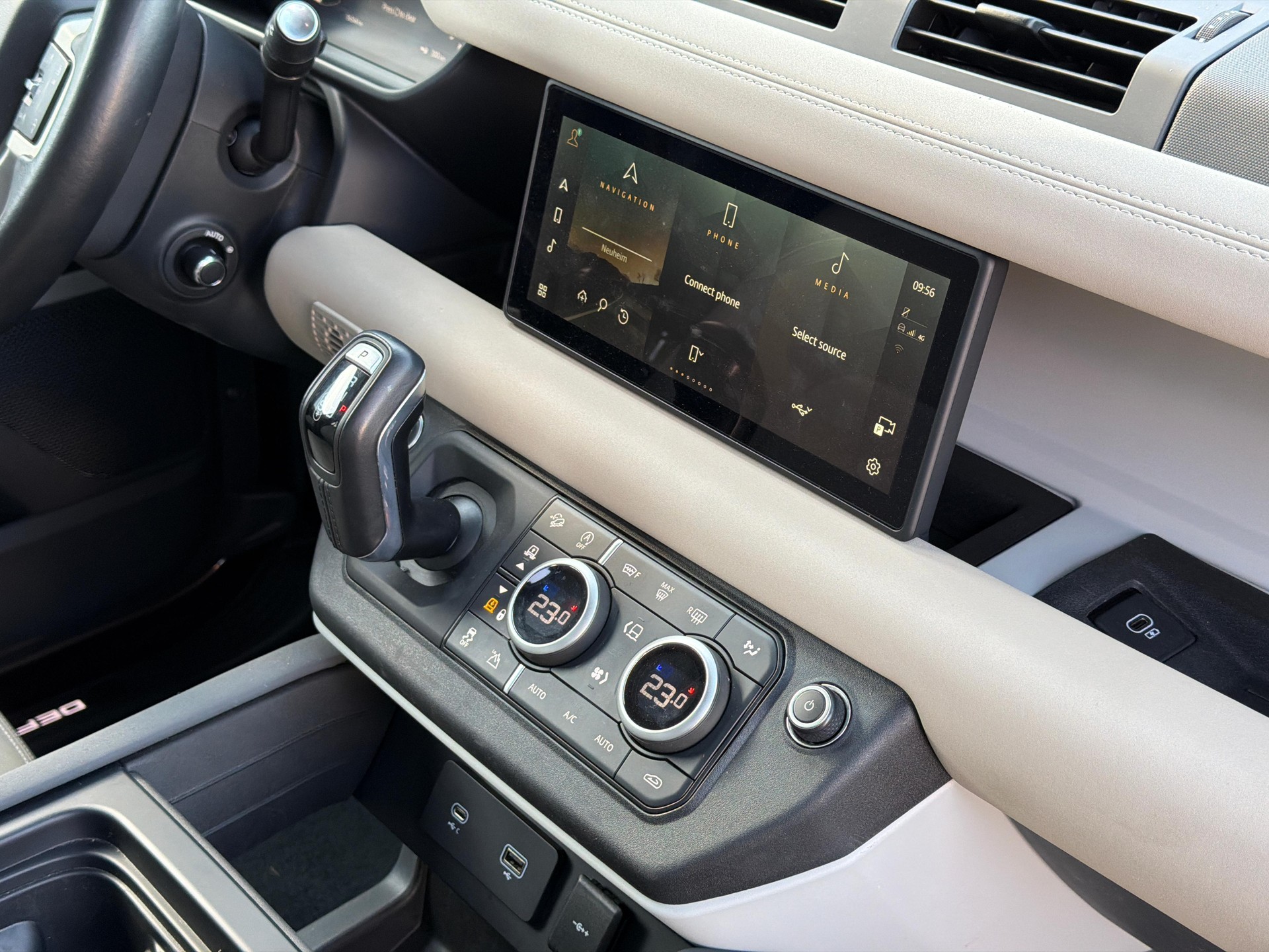 LAND ROVER Defender 110 3.0 I6 XS-image-8