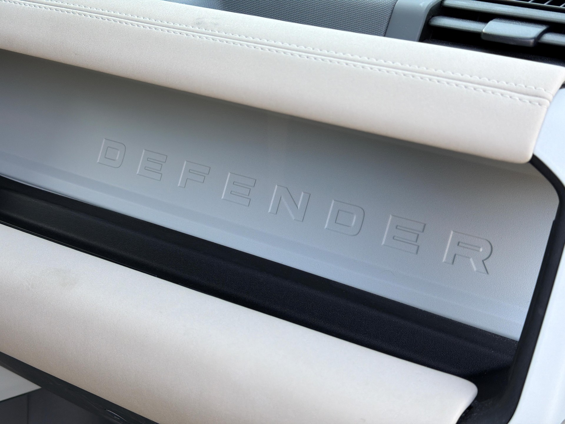 LAND ROVER Defender 110 3.0 I6 XS-image-17