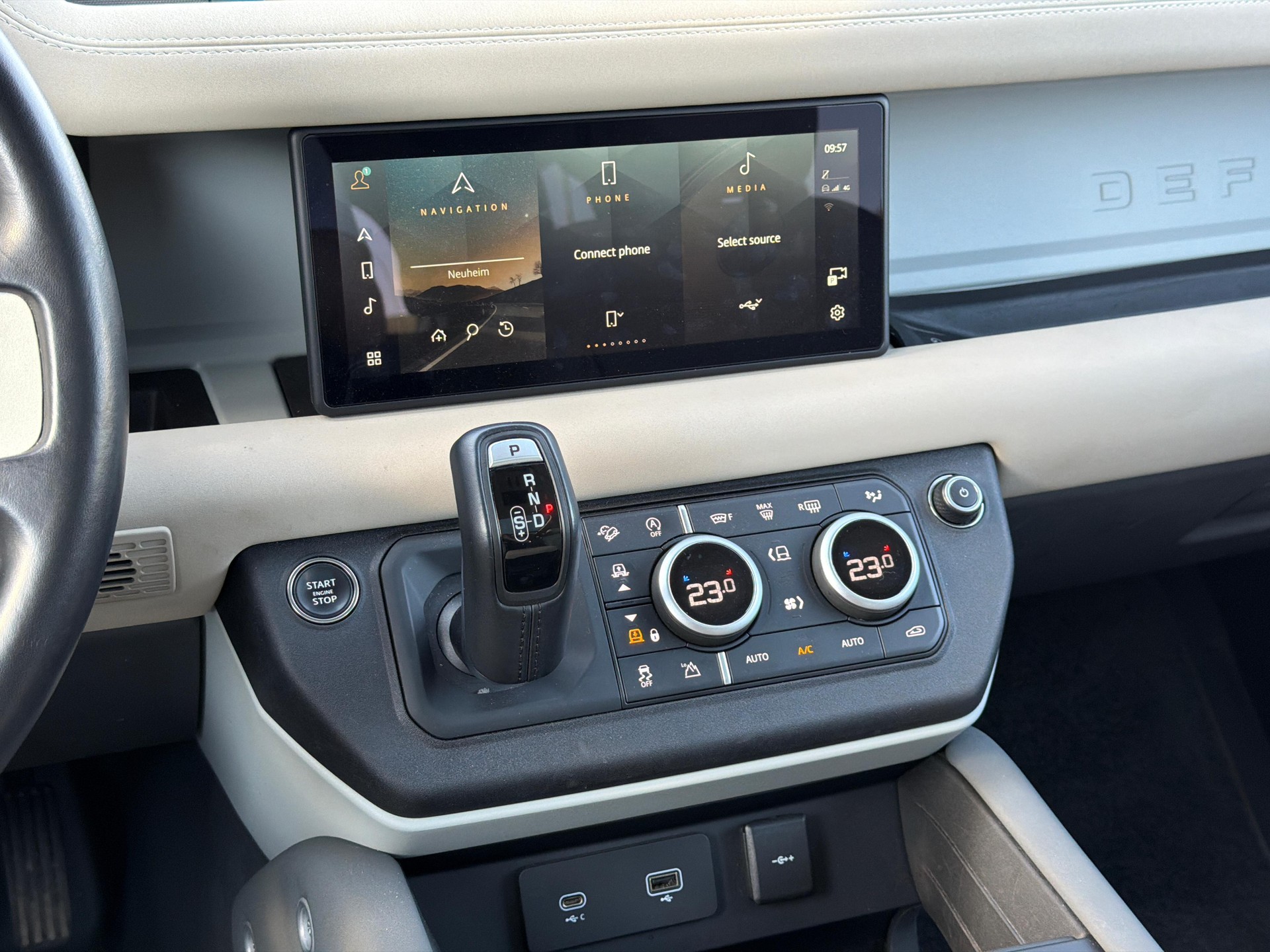 LAND ROVER Defender 110 3.0 I6 XS-image-10