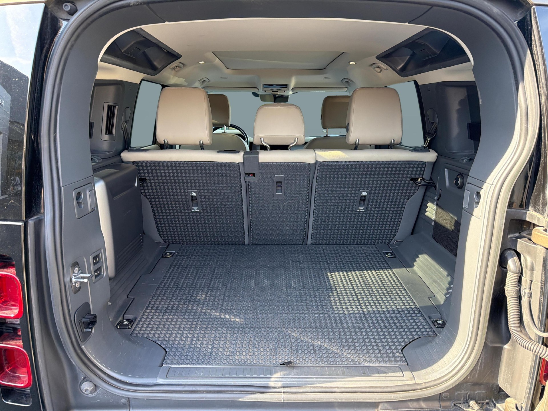LAND ROVER Defender 110 3.0 I6 XS-image-9