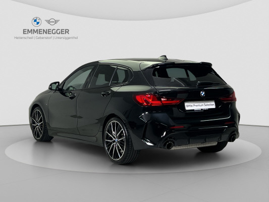 BMW M135i xDrive-showroom-element-2