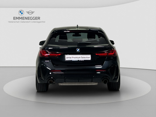 BMW M135i xDrive-showroom-element-3